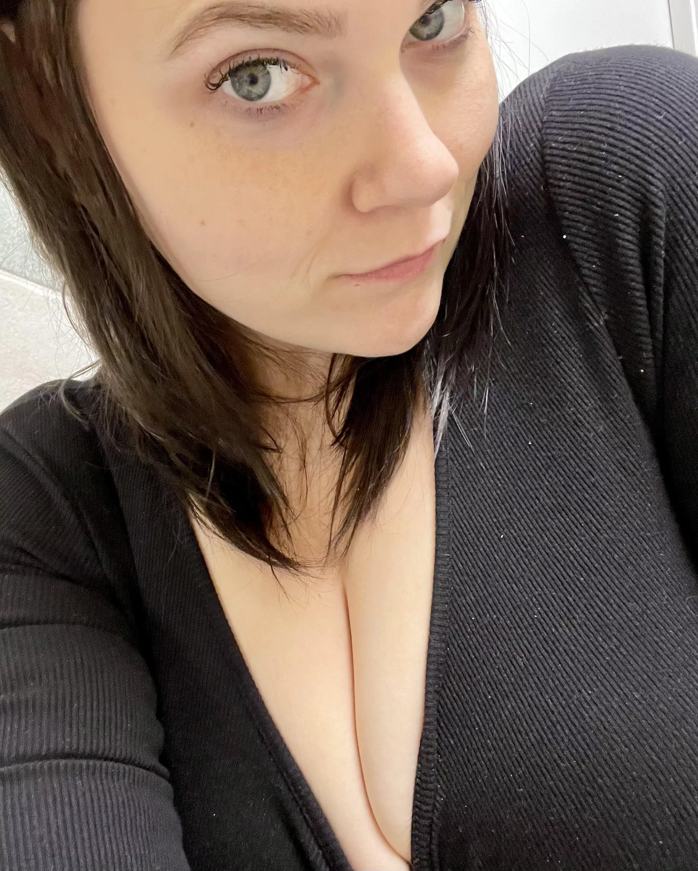 🖤 morning from work ☀️ posted by bettygoesrawr