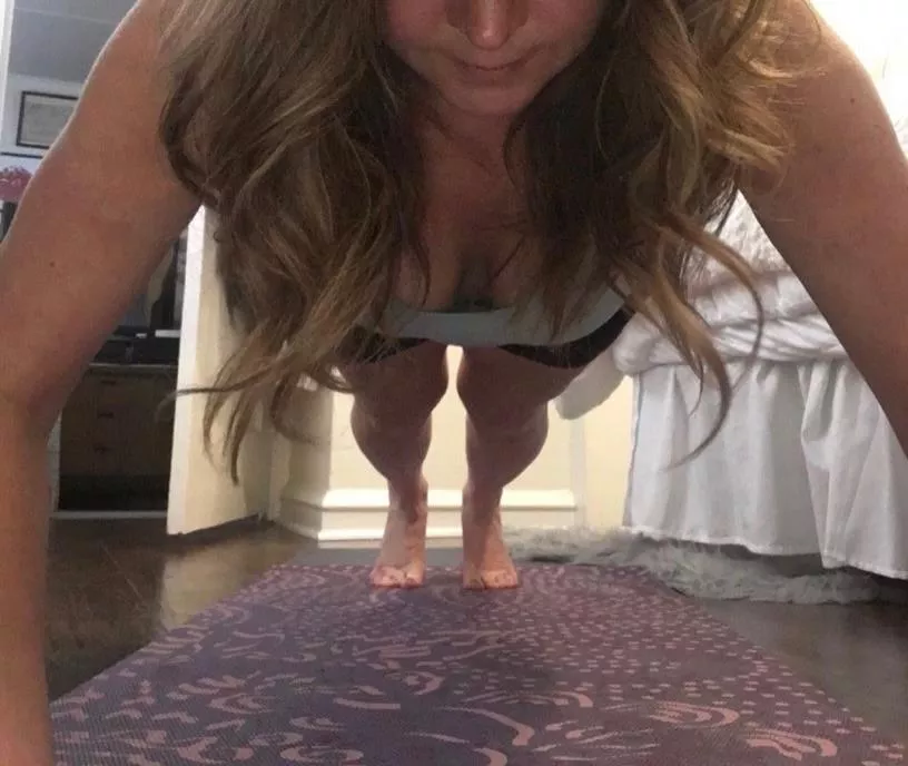 Morning planks 54(f) posted by Lynnzertart1