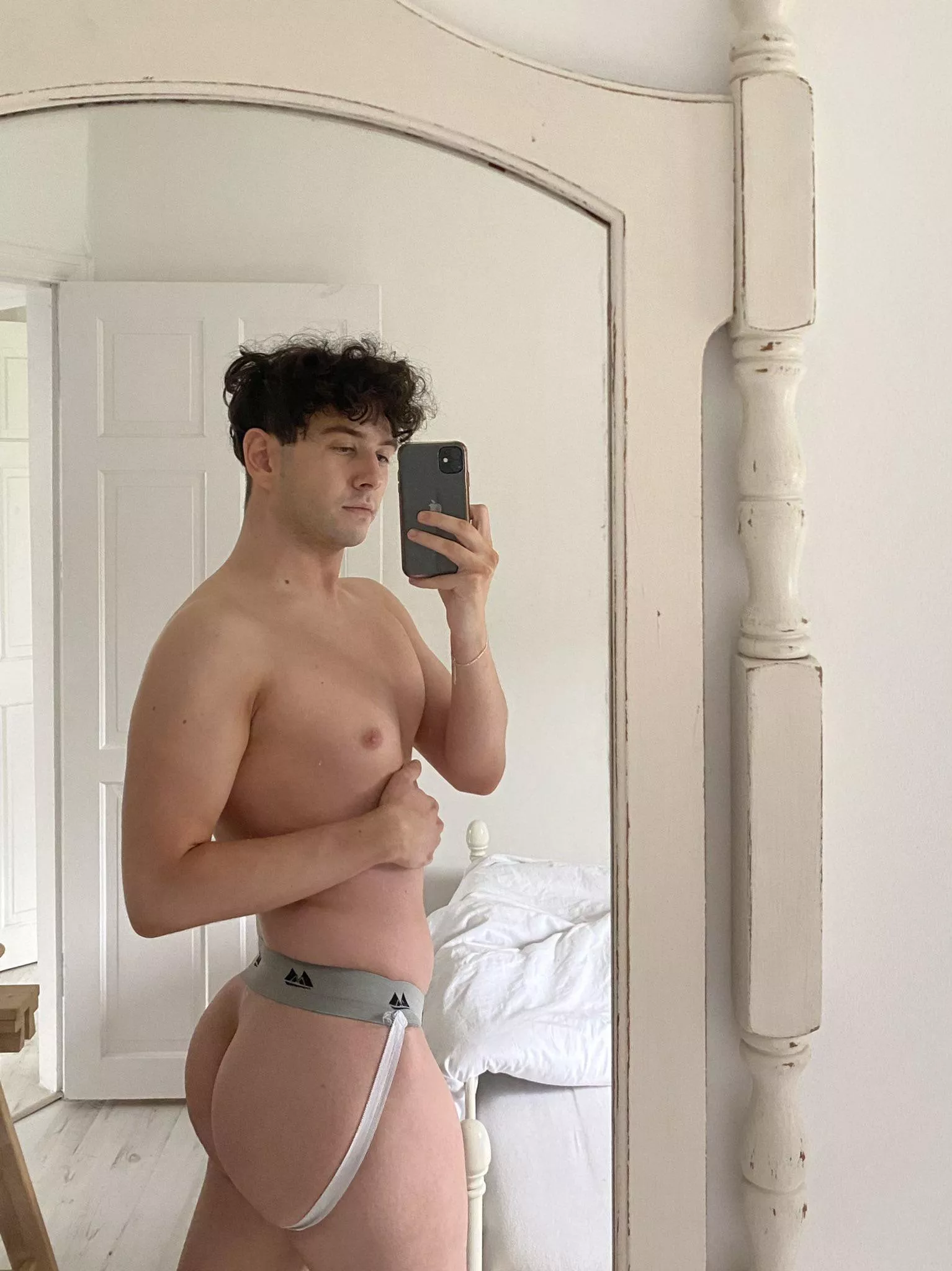 Morning selfie 🍑🤳🏻 posted by London94SM