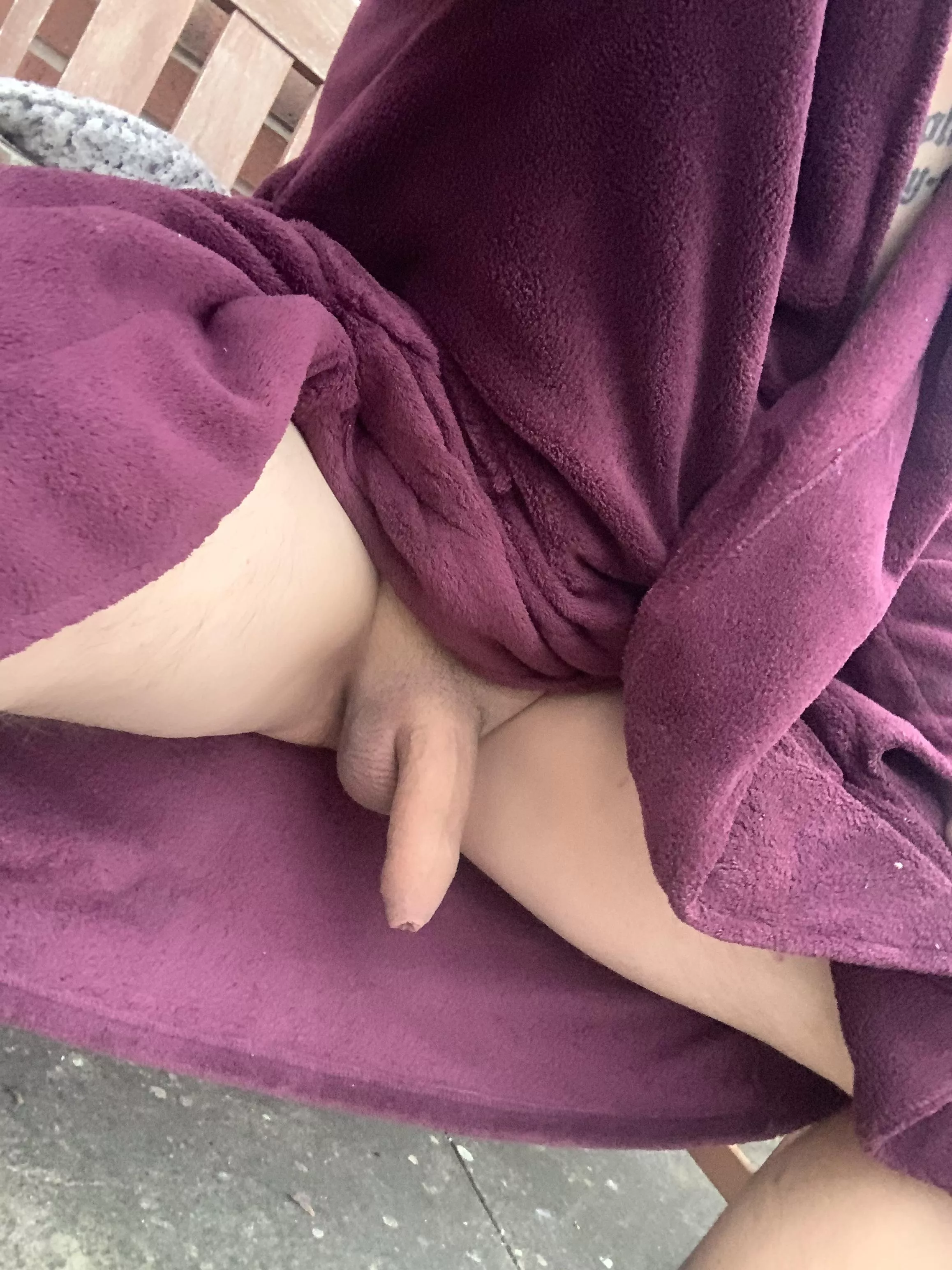 Morning semi in the garden with no boxers just dressing gown😈 posted by Rowley_darkstar07