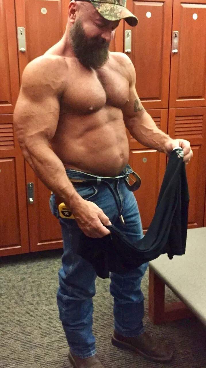 Muscle Bear posted by gaypicsposter