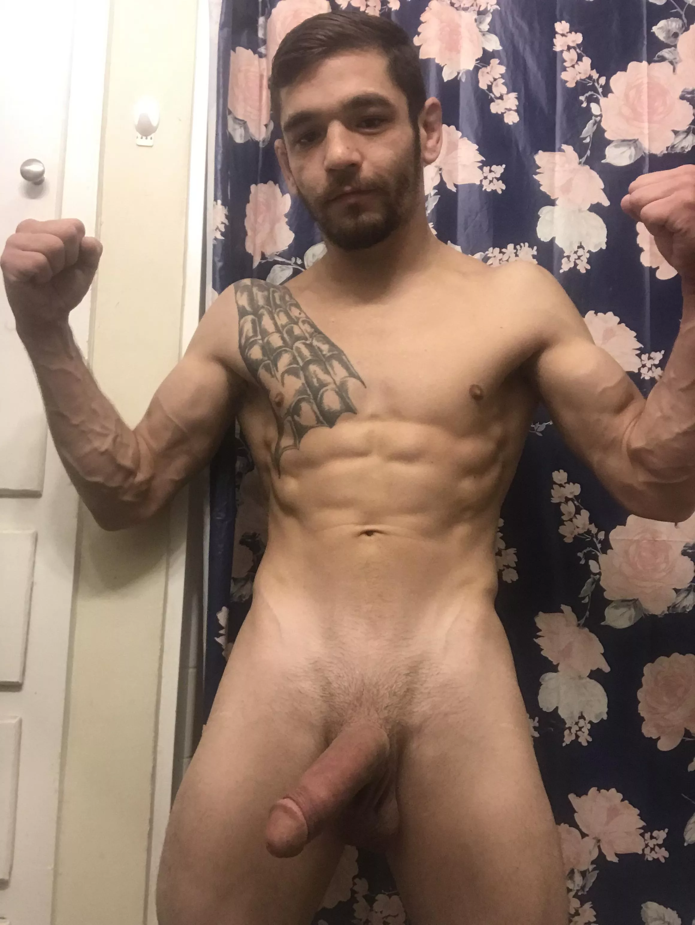 Muscles and a Big Dick 😍 💪🏼🍆 posted by 5hrimp_Daddy