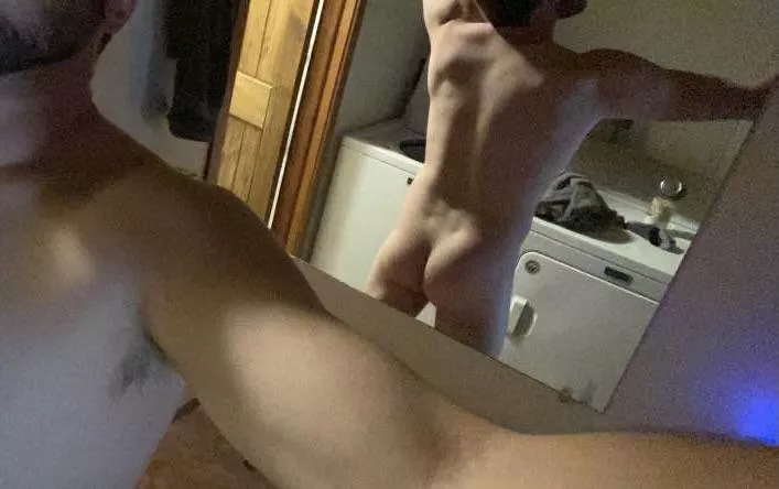 Muscles and tight ass 🍑 (31m) posted by hungropeslinger