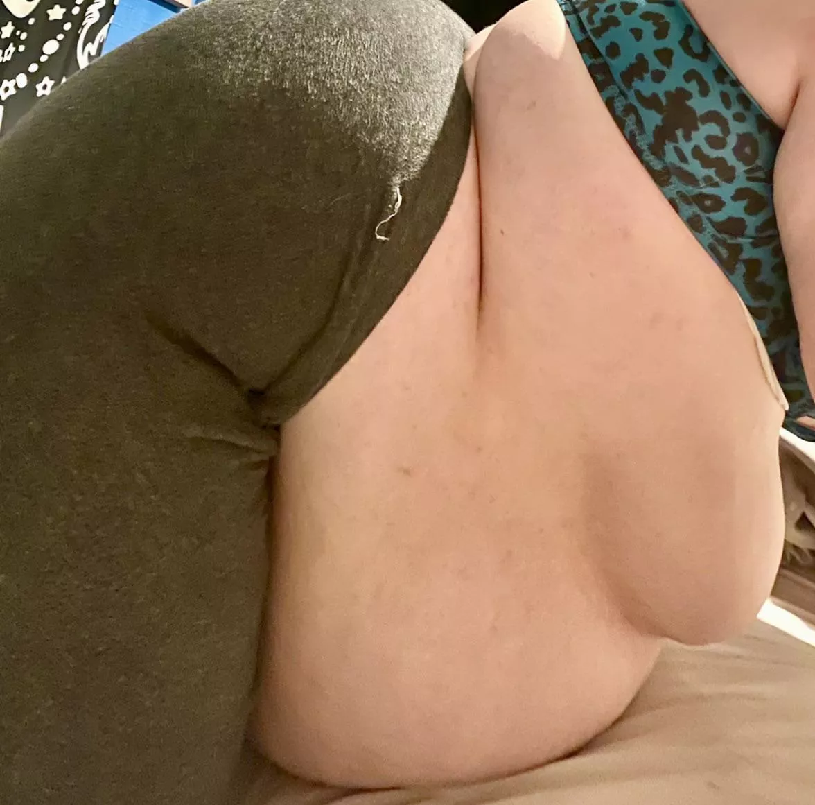 My belly just keeps covering more and more of my bed when it hangs like this! My belly is getting so heavyðŸ¤¤ Tease me and my huge bellyðŸ˜‰[F][19y/o] posted by ThiccJayeBBW