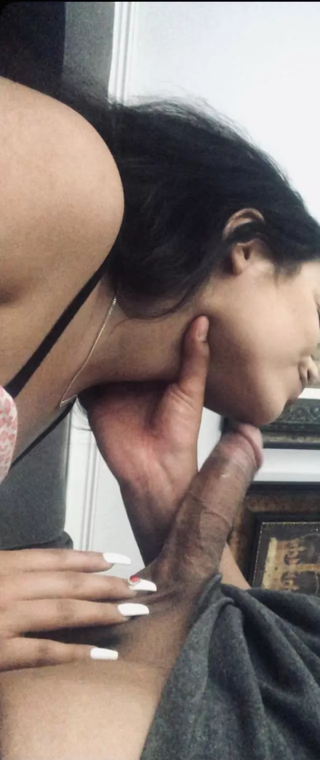 My best friend’s girl loves sucking my cock when her bf leaves for work late. This is the pic we send him👅 posted by Mguero4637