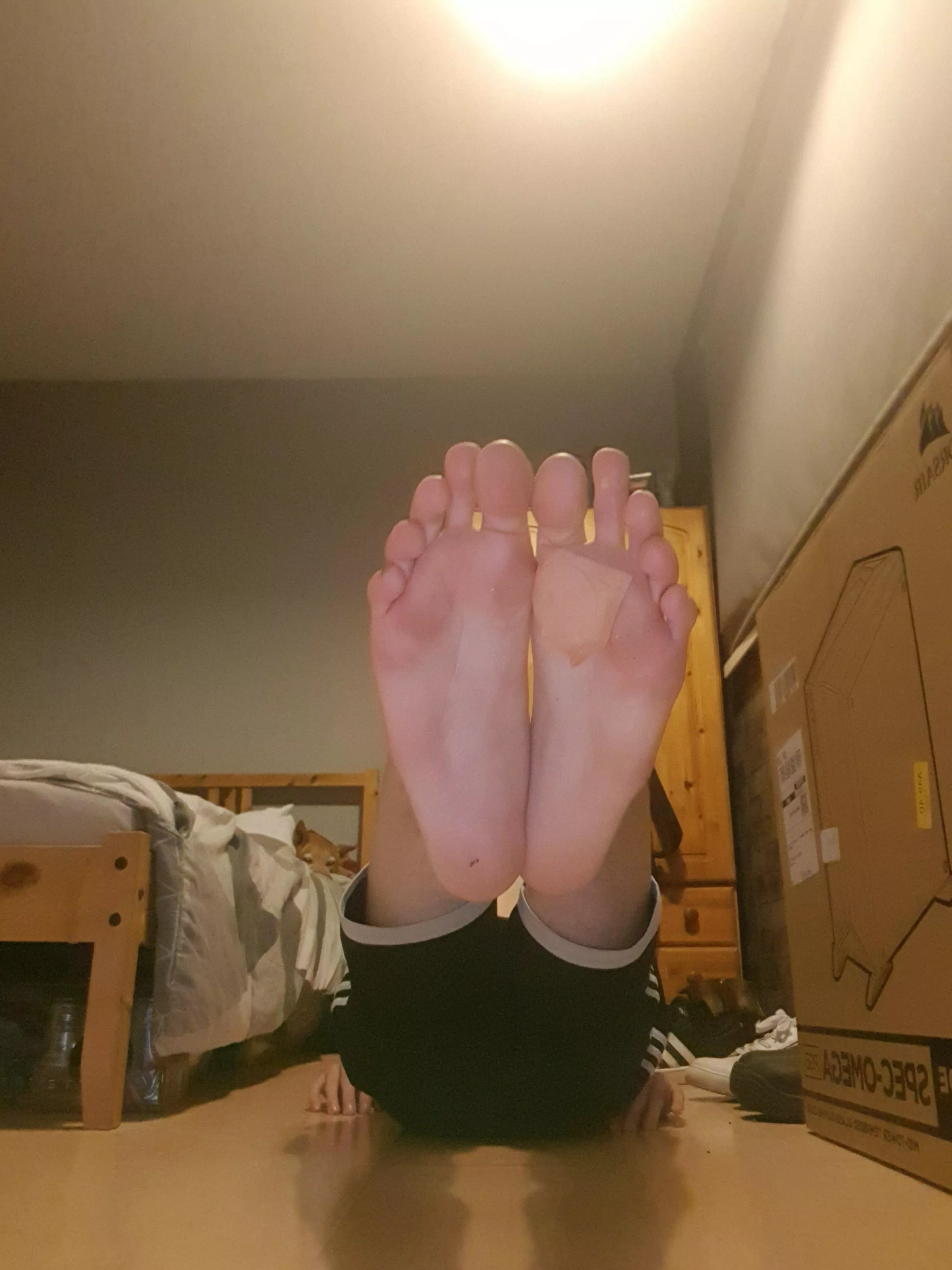 My feet need playing with 👣 posted by barefootboy123