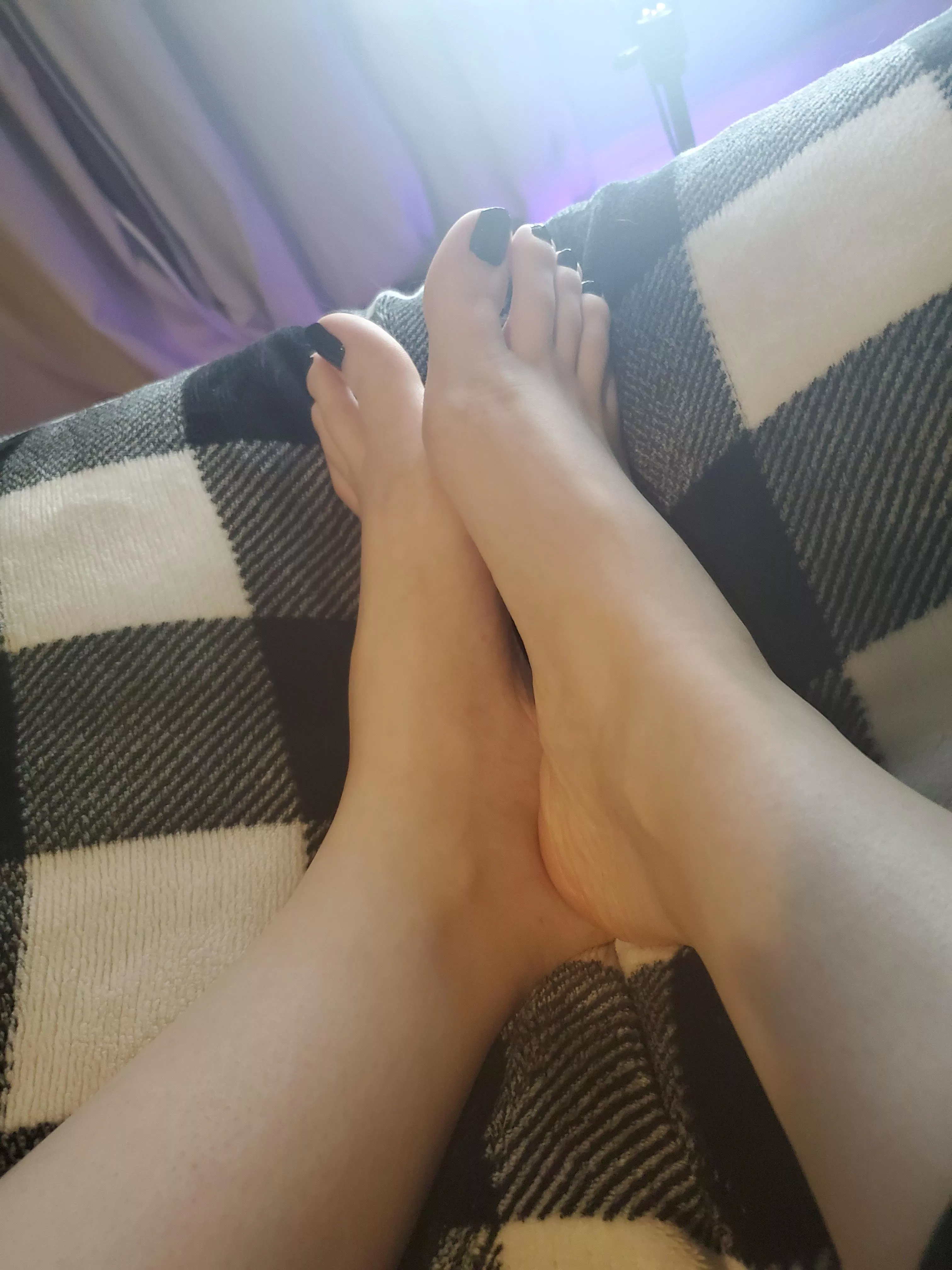 My feet need to be rubbed want to help? posted by Smolkittyayame