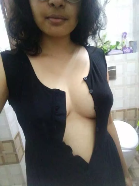 My first post here, F28 India. Do you like my glasses? posted by chimpely