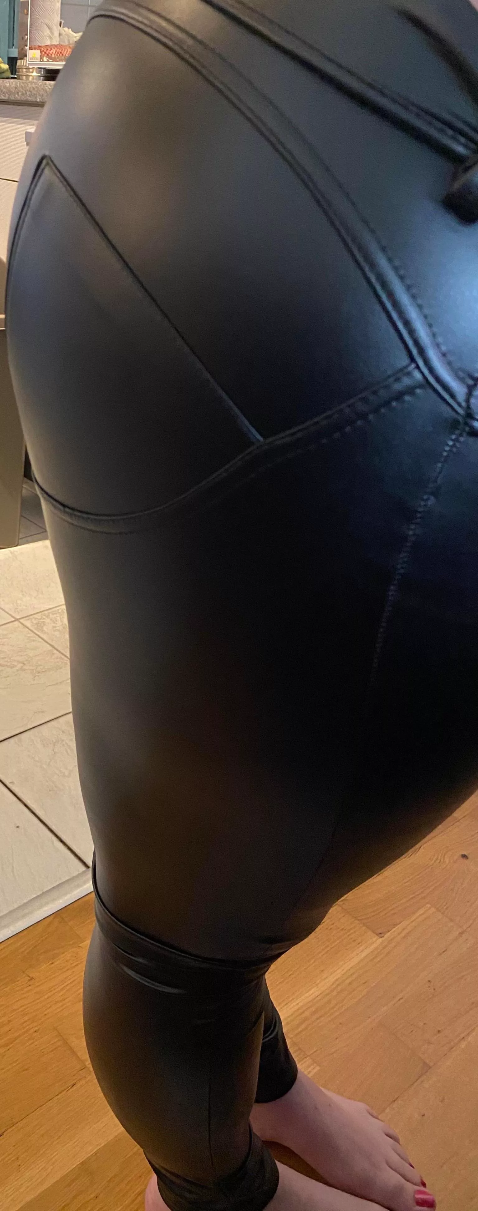 My girlfriend loves wearing leather, click on the pic as it’s hard to see otherwise posted by LUFC18594