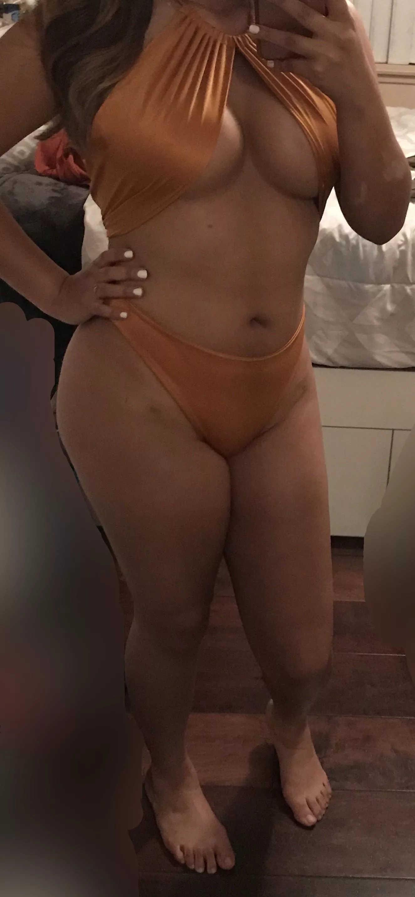 My Latina wife took this pic and never sent to me think she’s taking pics for someone else ? posted by Ok-juice-4353