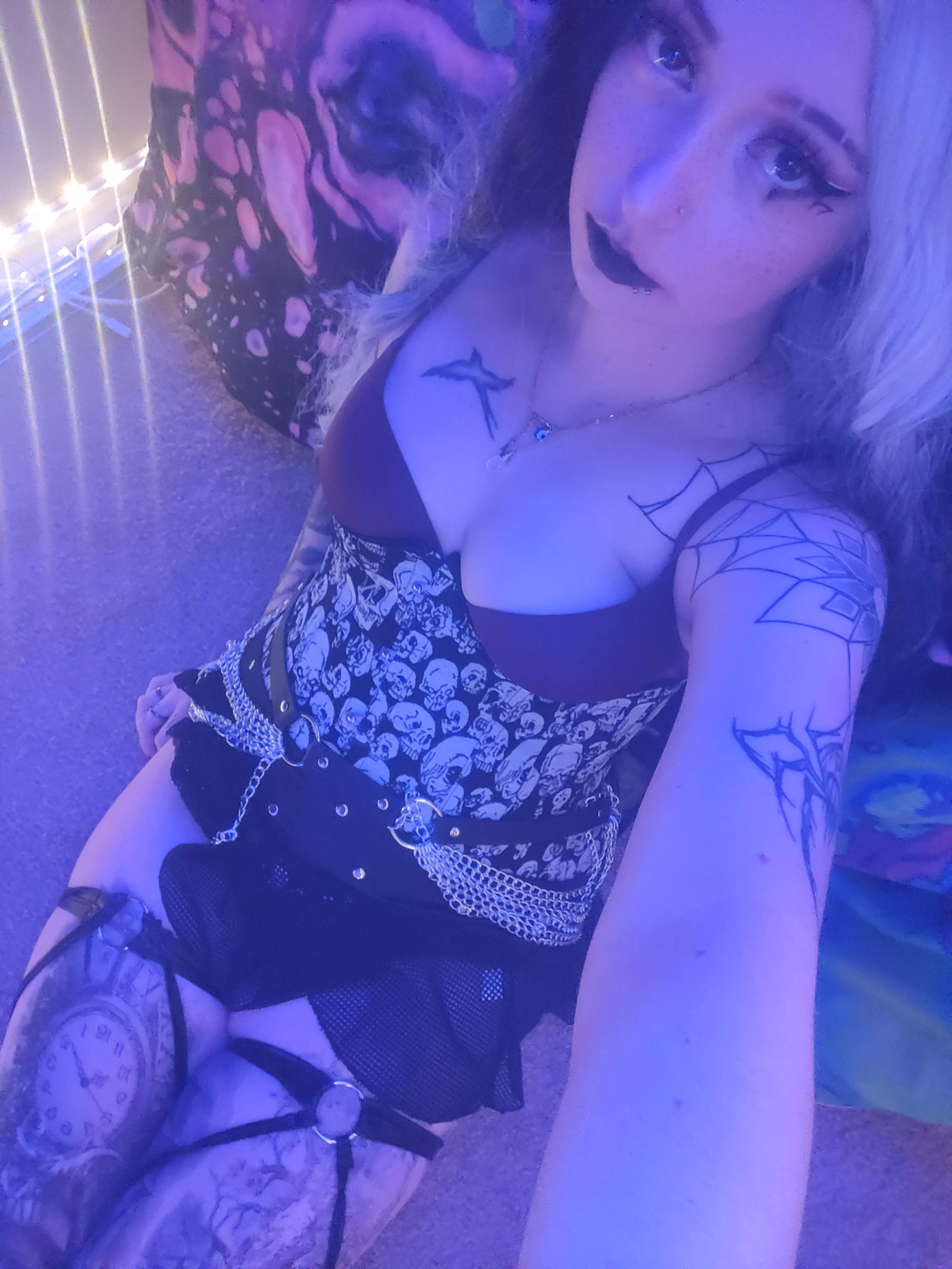 My new corset is metal af 🖤 posted by xdream_scapex