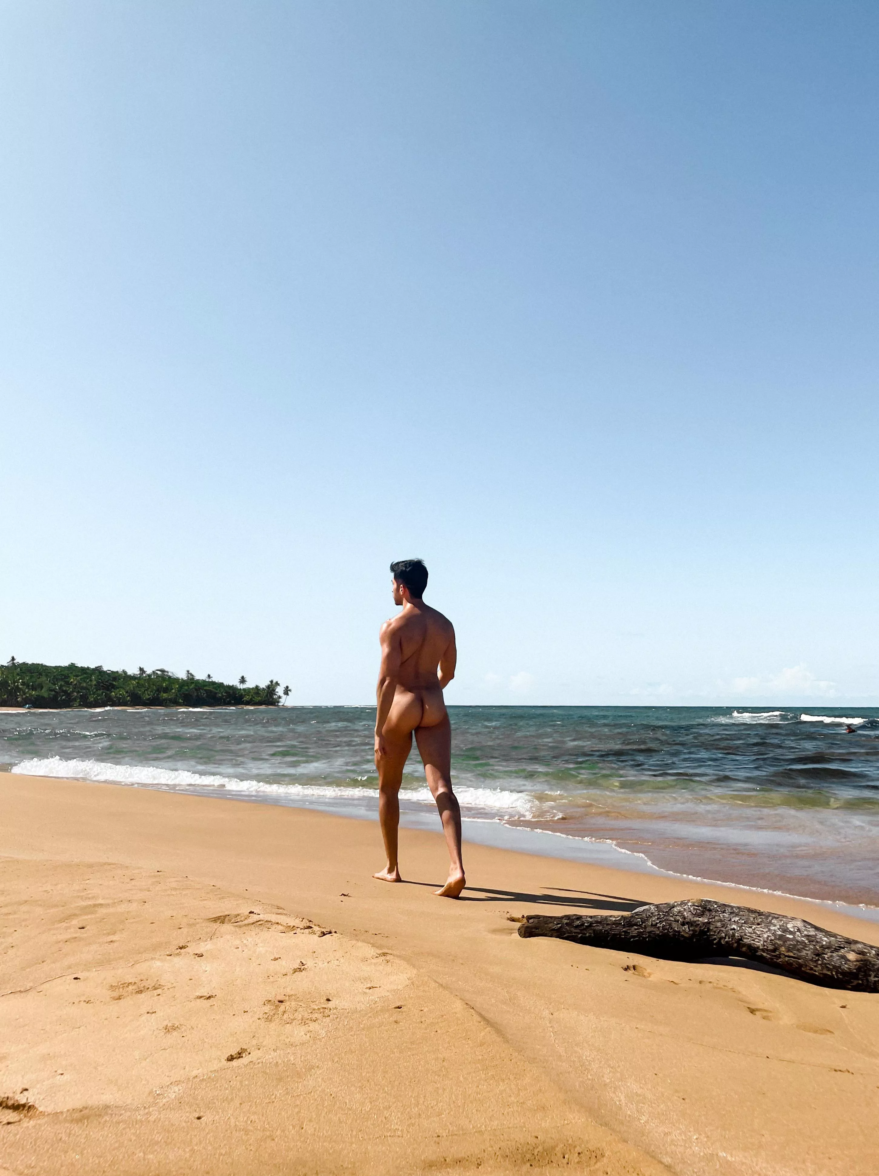 My new experience at a nude beach was awesome 🥵 posted by joelinblue