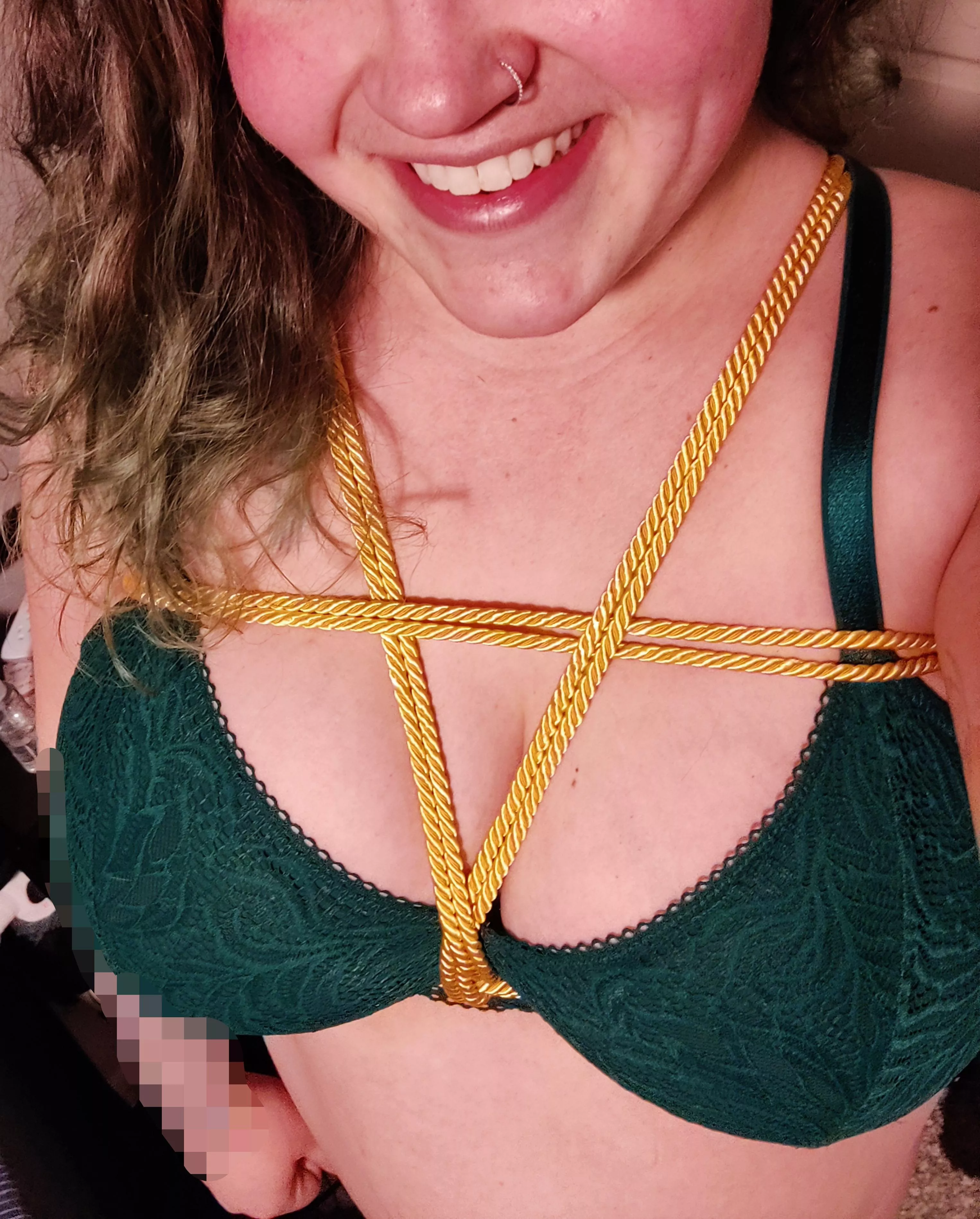 My new gold rope looks incredible with my green bra. 😍 [F] posted by kinky_k2021