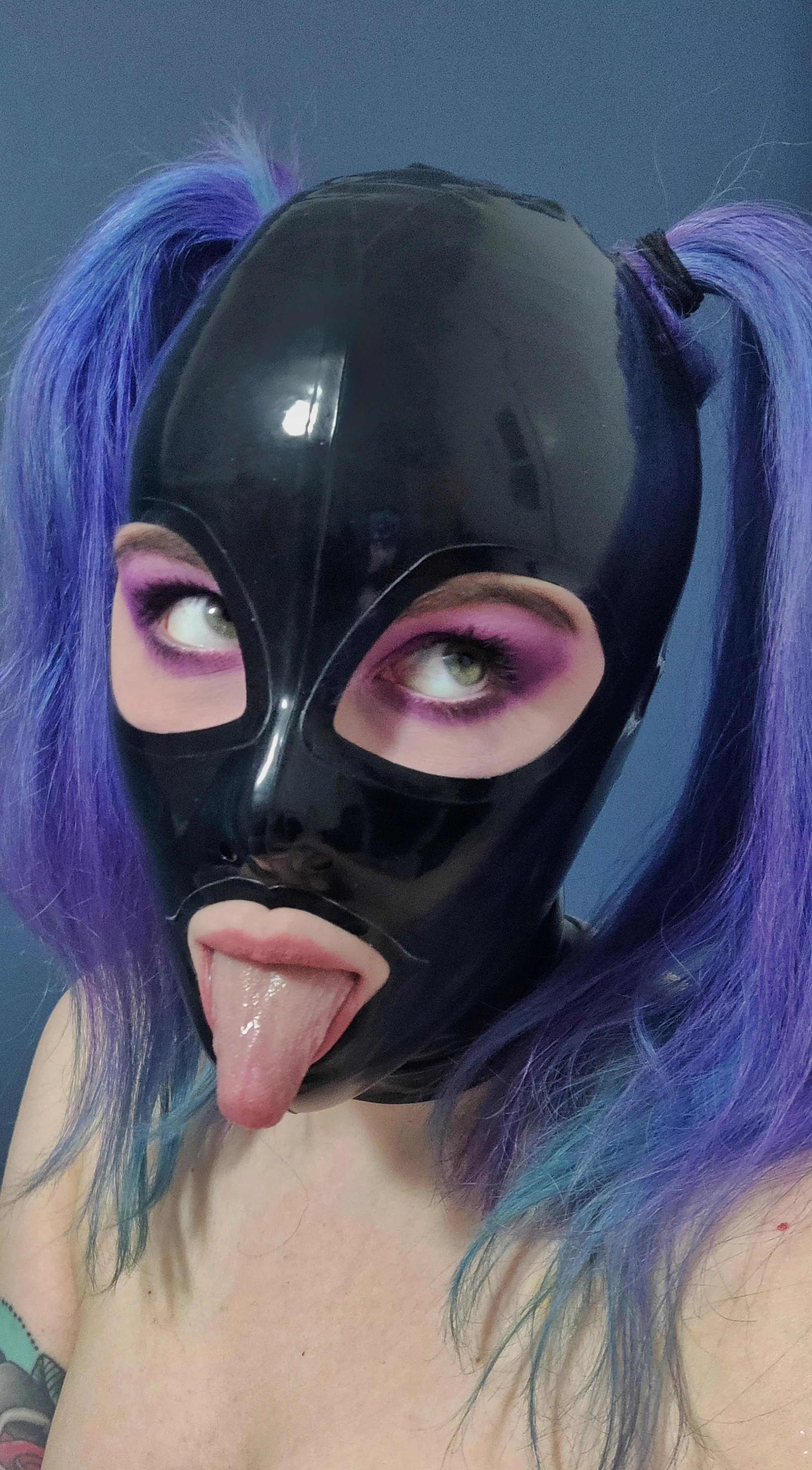 My new hood from Rubber55 arrived!! It was well worth the wait posted by LatexMarianne