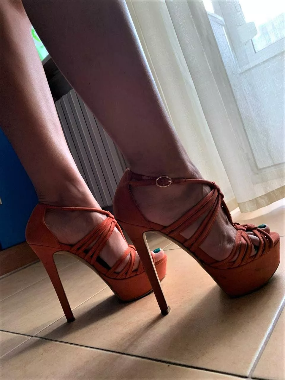 My orange mood🍑 for you this Friday and amazing heels🔥 posted by Ddollyy