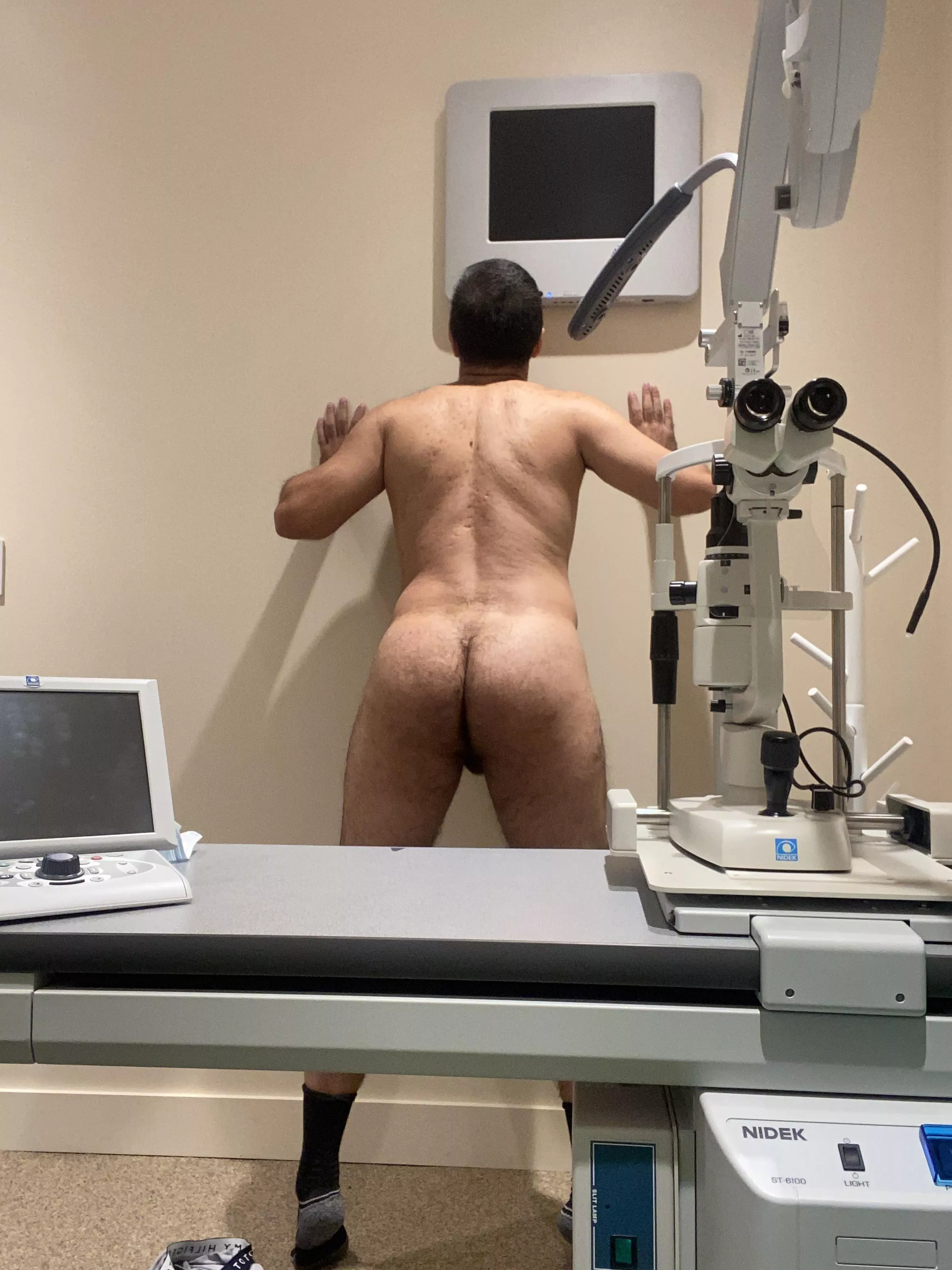 Naked doctor ass for you this Monday;) posted by gluteus2