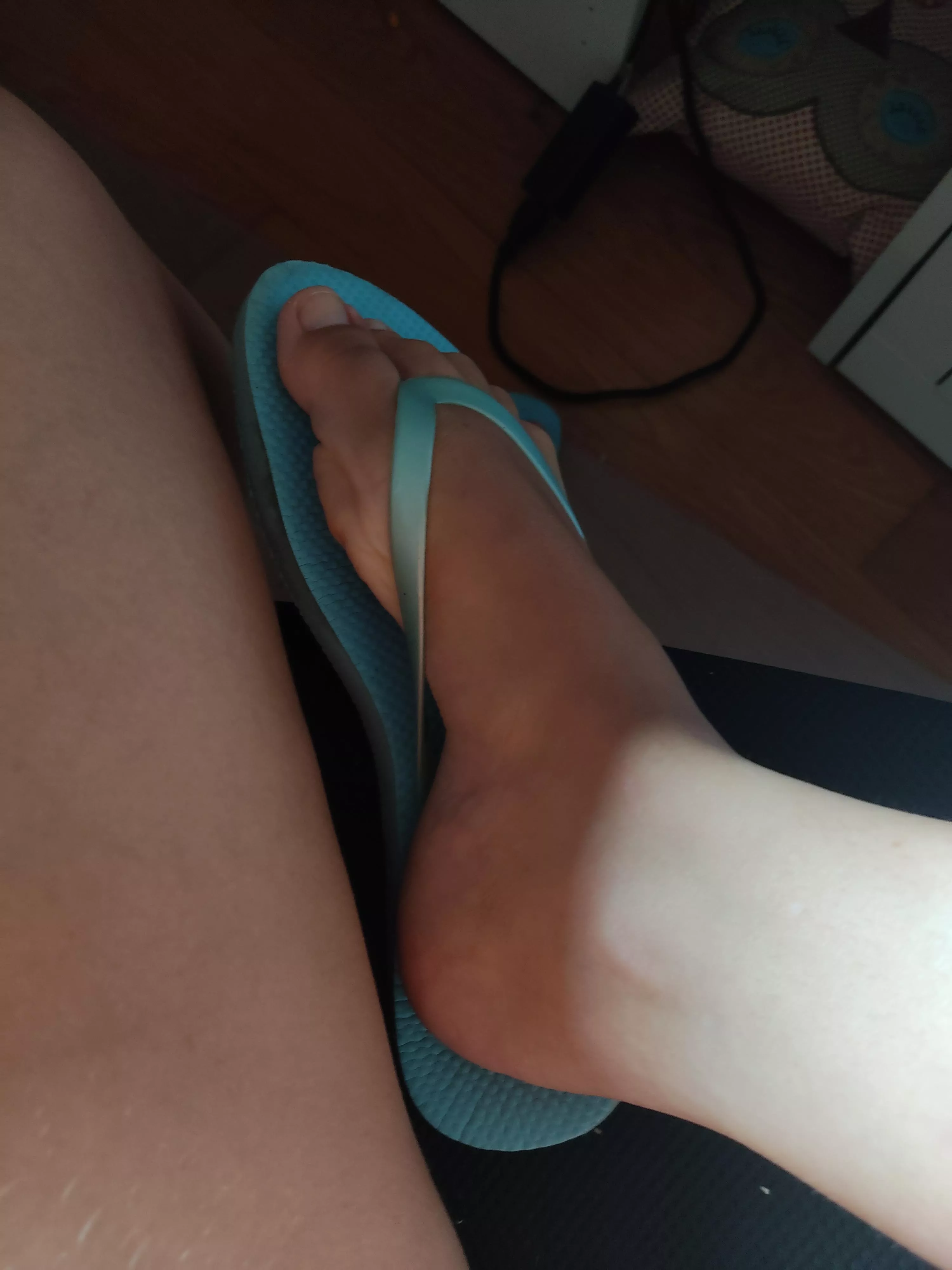 Name a better combo that flip flops and feet posted by footfreakbn