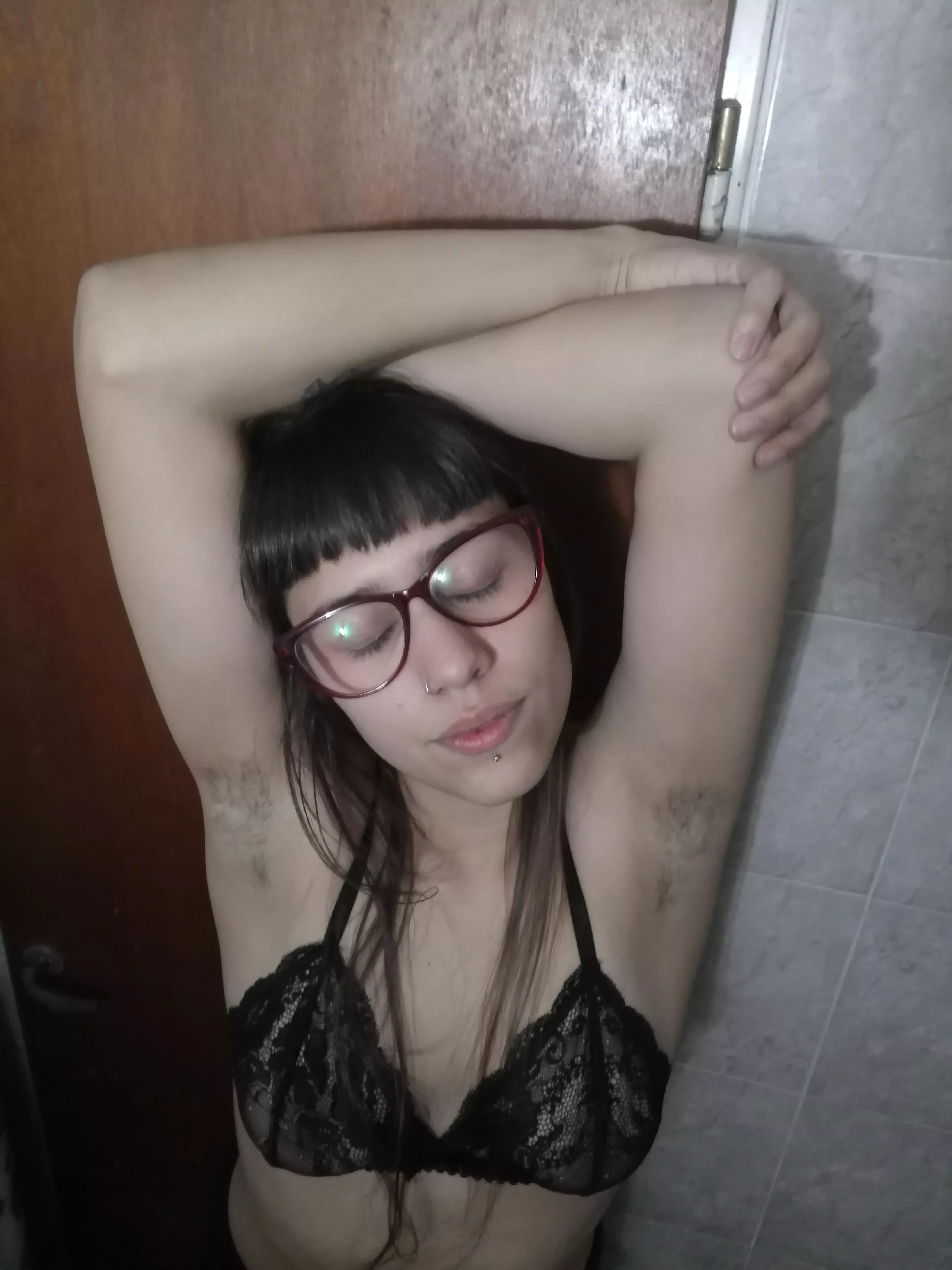 Natural armpits posted by 420Latinbby