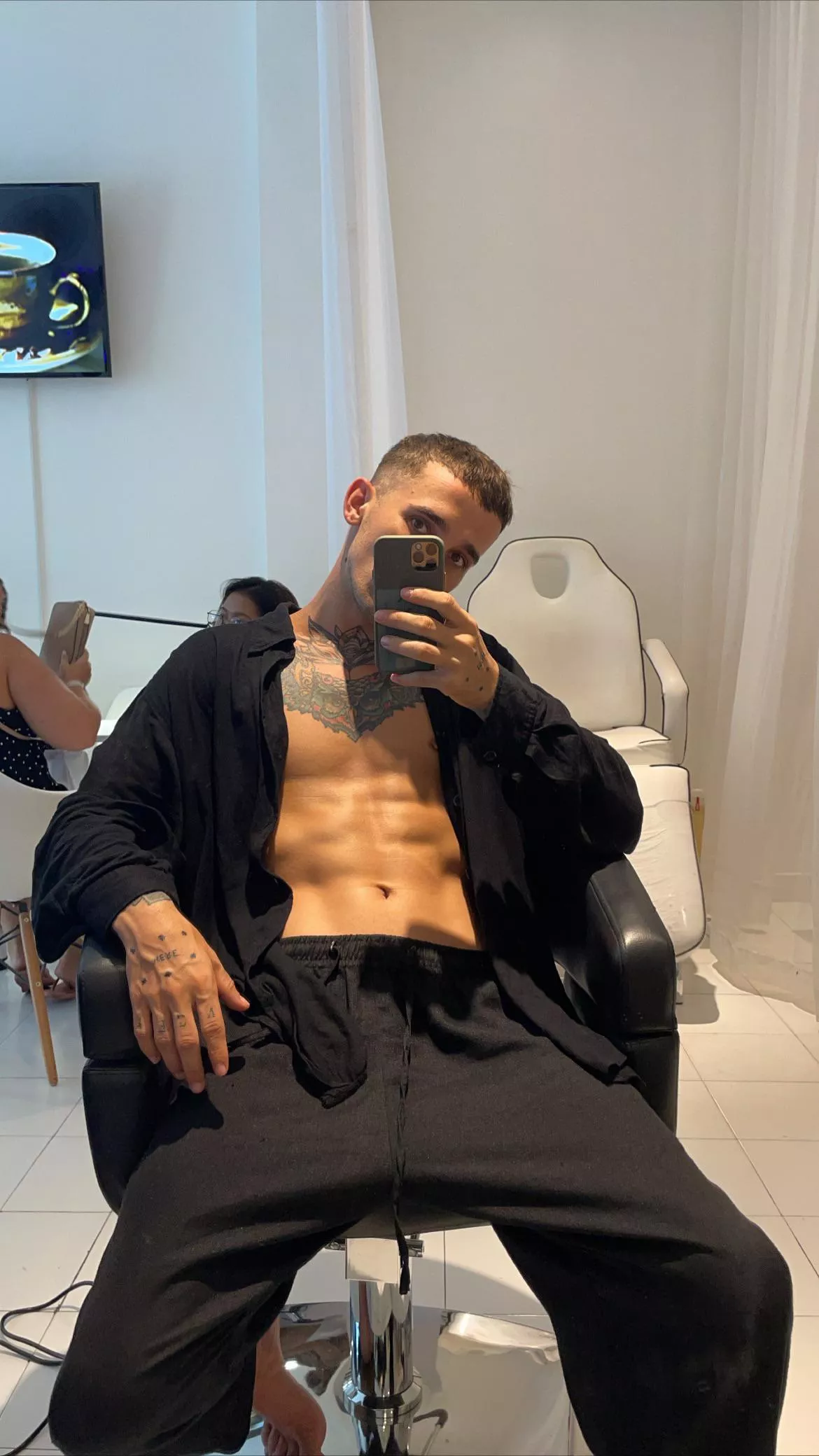 Need cocksucker right in this barber shop 😏 posted by Selffuckboy