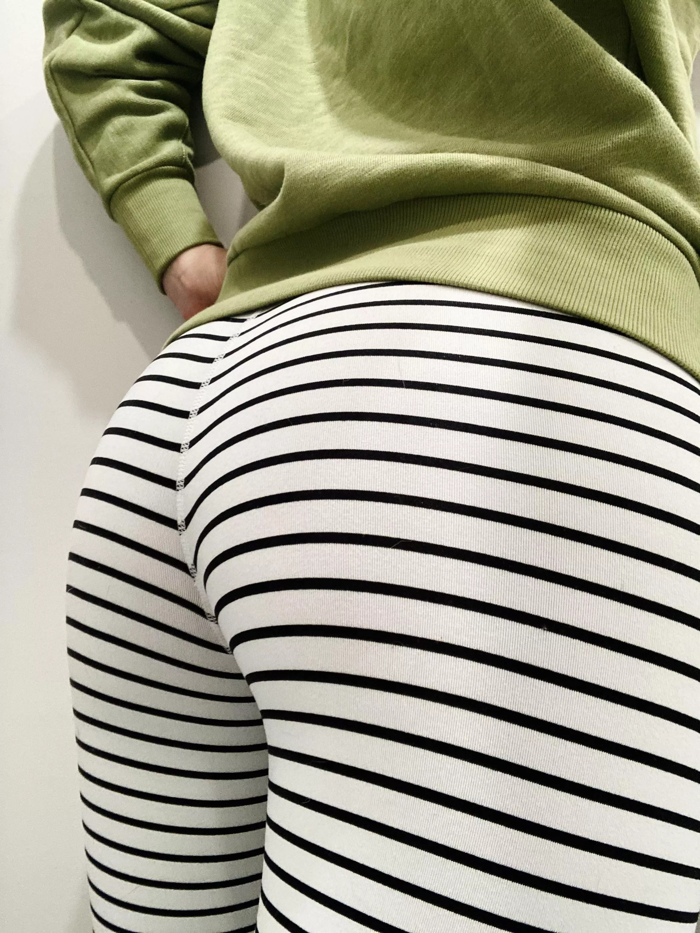 Need some fashion advice: does my butt make these stripes look big? ðŸ¤ðŸ–¤ðŸ¤ðŸ–¤ posted by mild_flower