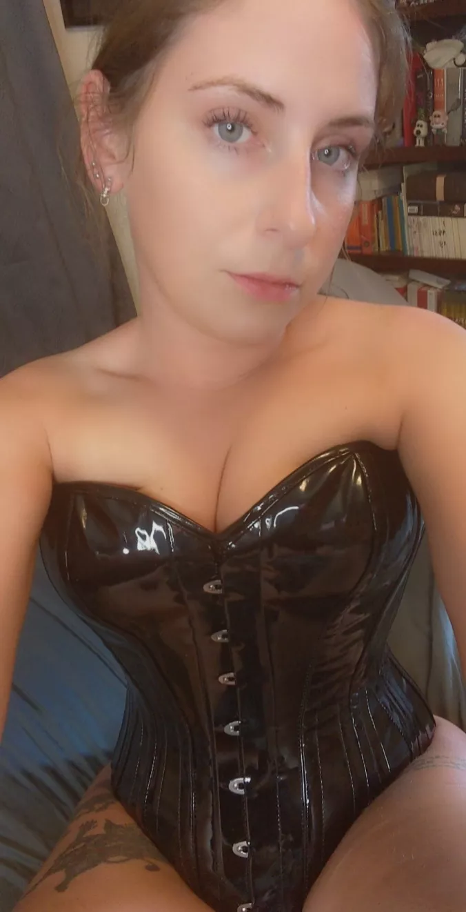 New latex corset posted by Narlybones05