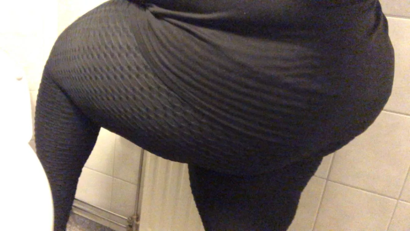 New leggings does it make my ass look sexy? 😘 posted by ughscrewreddit