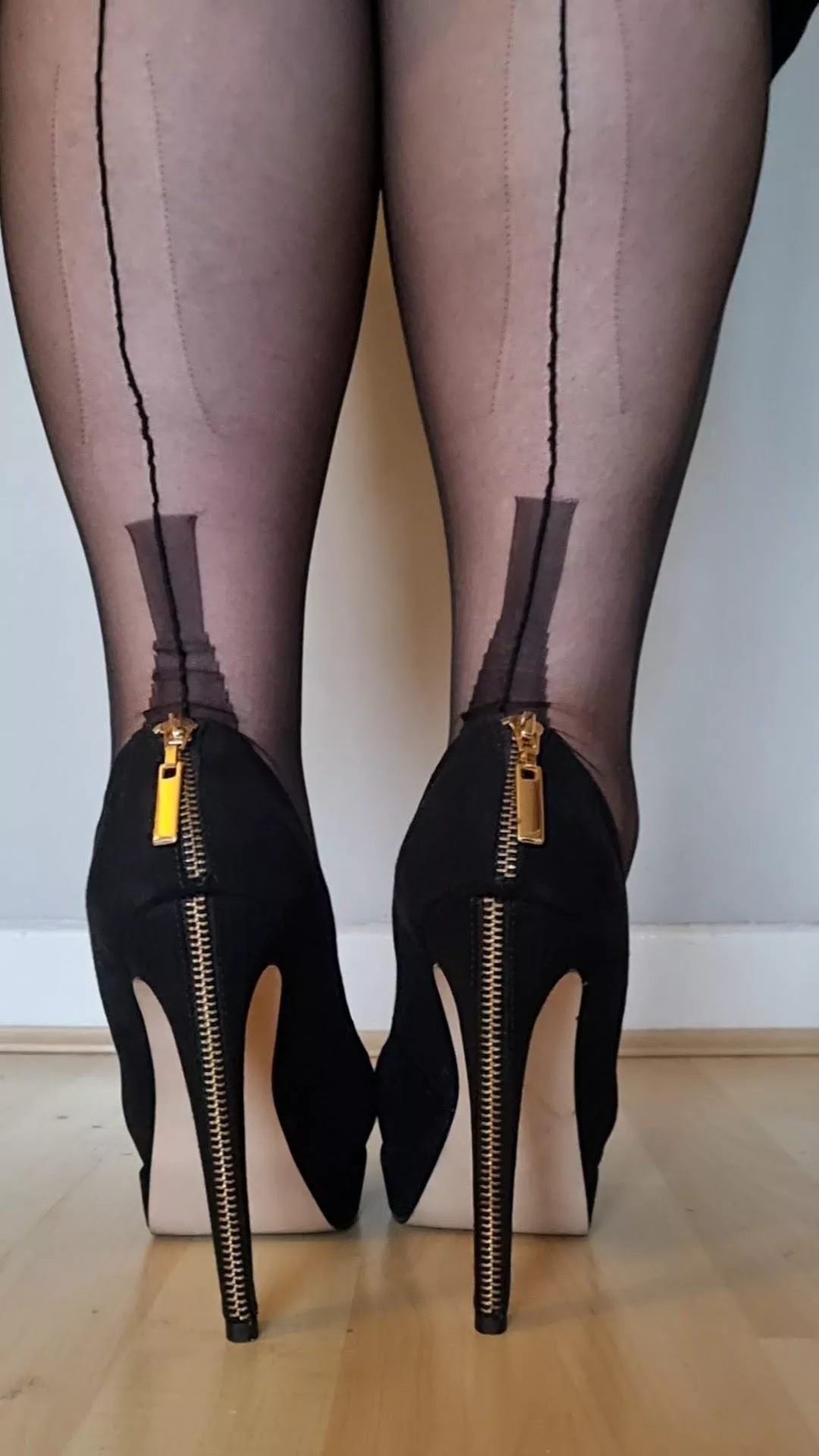 Nice pair of going out heels posted by nylonteese