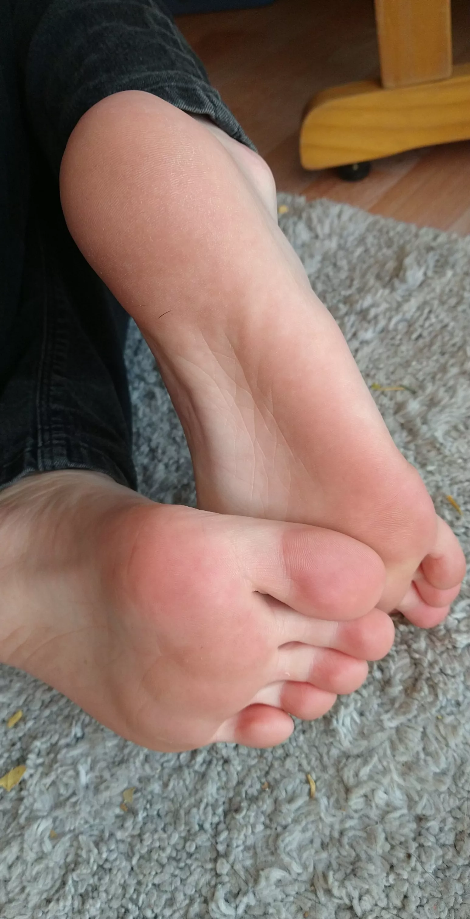 Nice, soft and slender (dms open) posted by feetiecutie