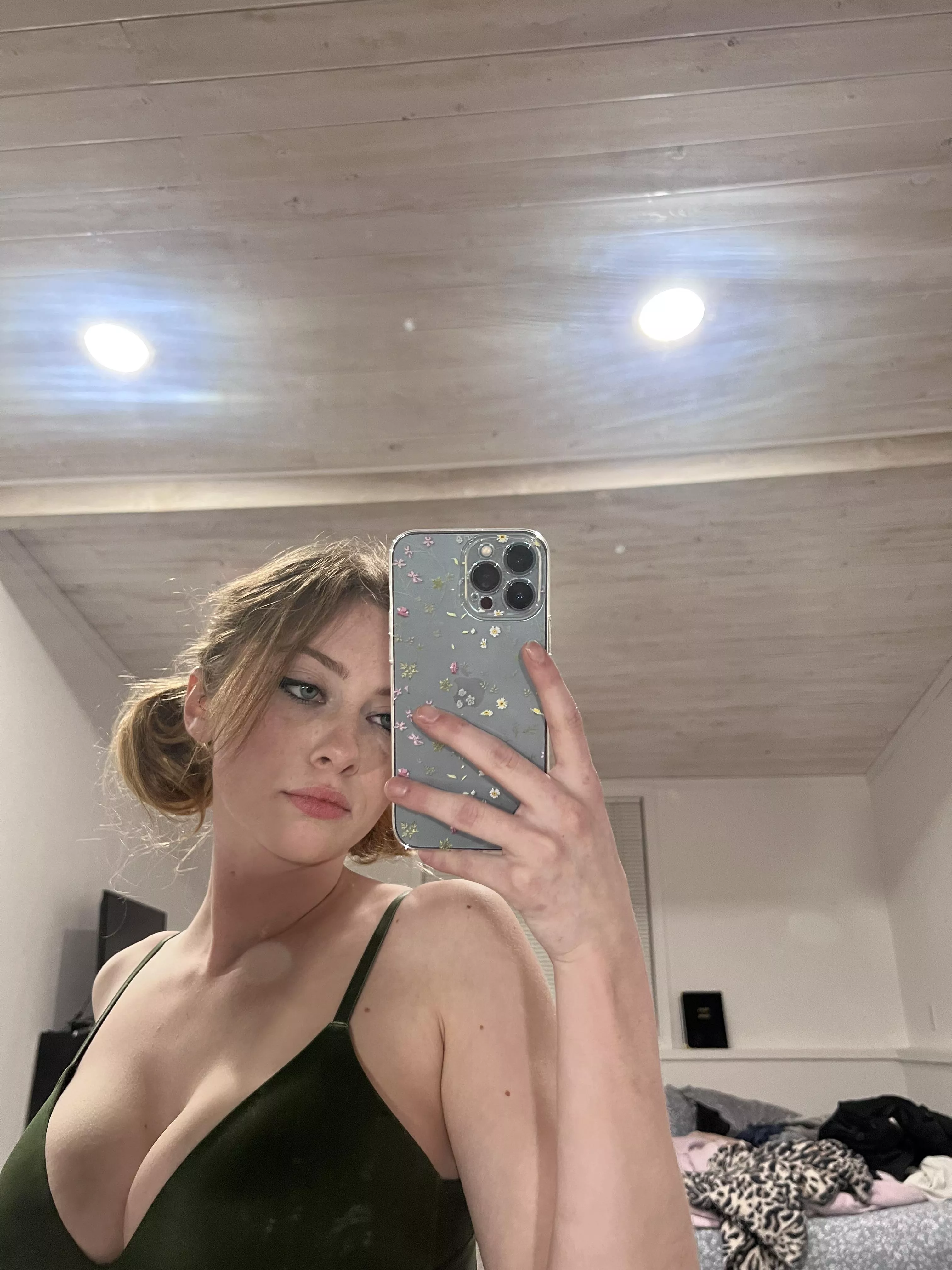 Nighty night to my r/cleavage late night lurkers 💋💋🥰 posted by ValentinaEmi