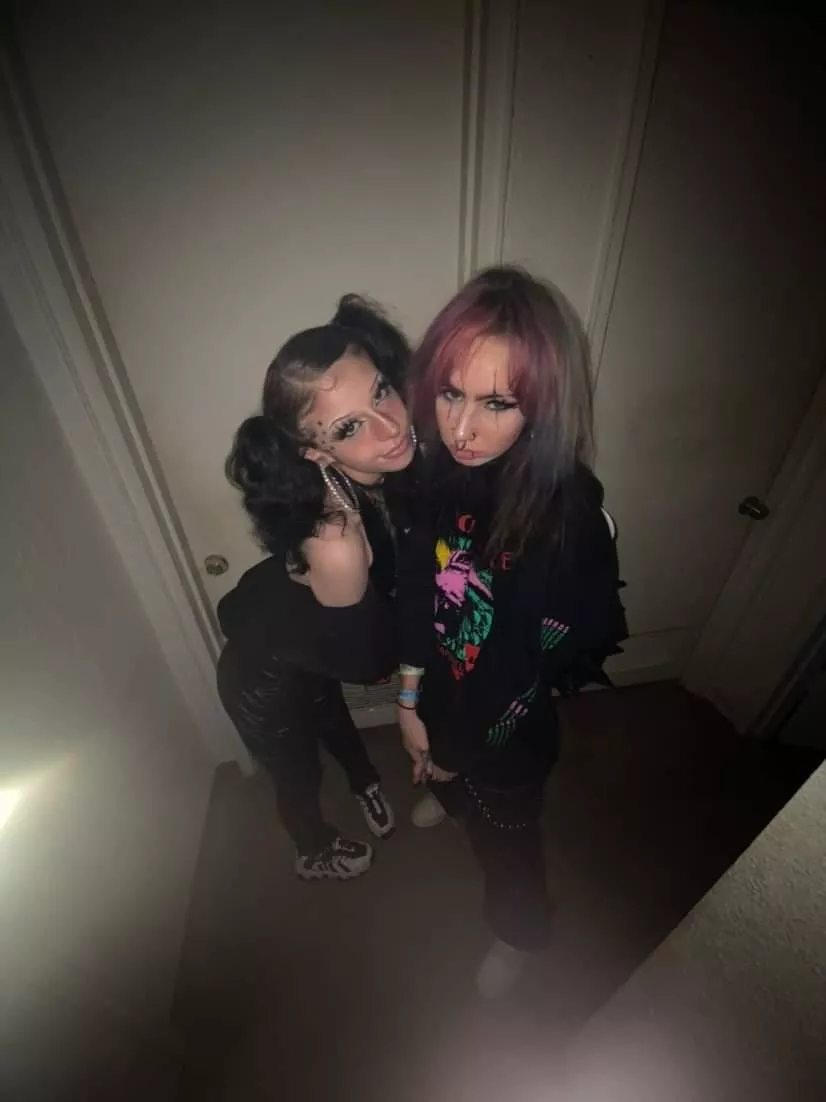 not a nude post but i wanted you to see me and my friend <3 posted by LILATLANNA