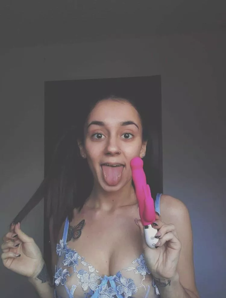 Nothing would make me happier than to use this vibrating dildo on you ðŸ˜œ posted by oliviamariah