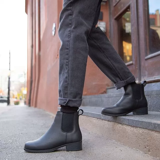 Now's the perfect time to start looking for a pair of fall boots! I love chelsea boots. posted by ComfyModa