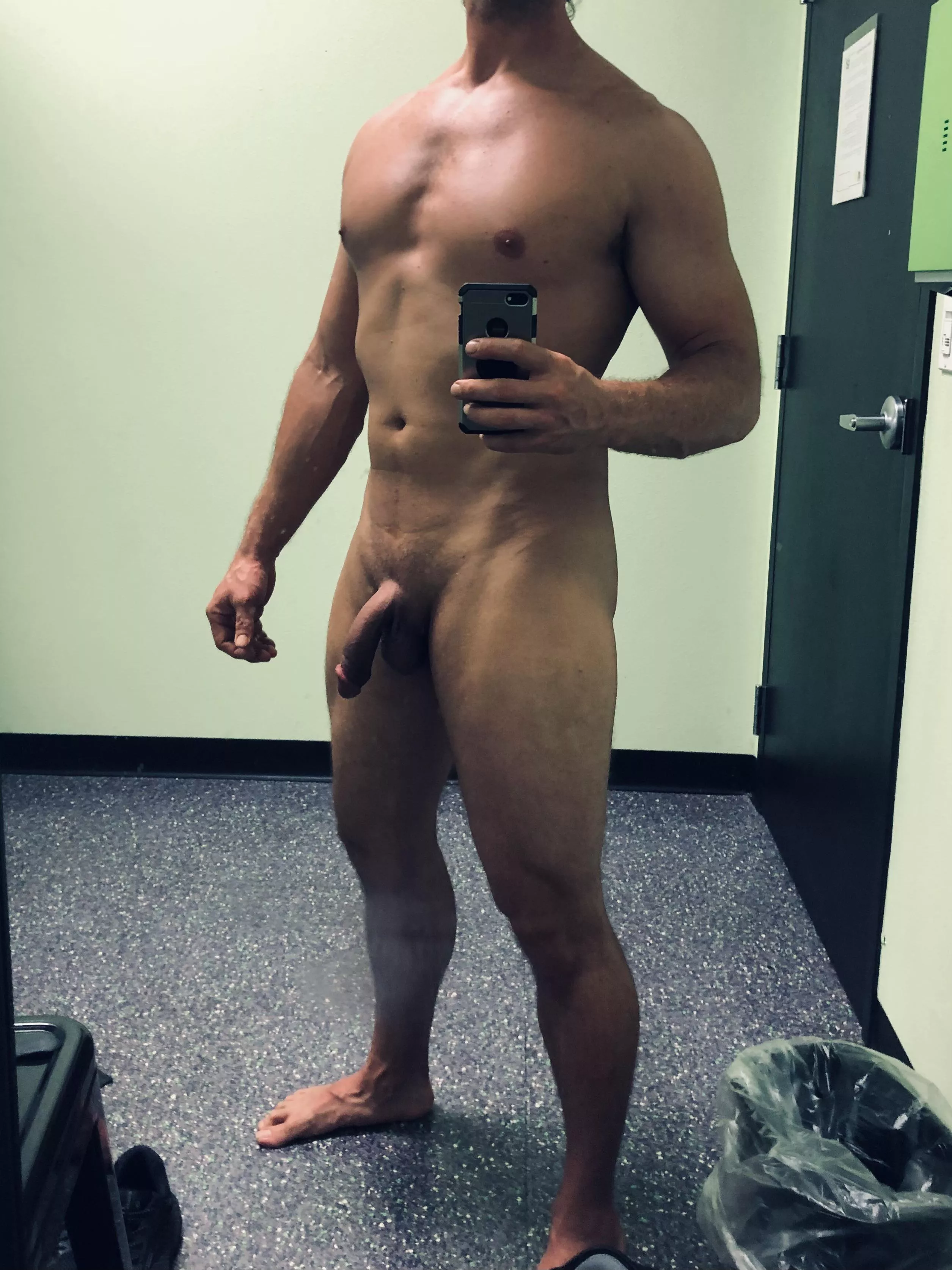 Nude tanning room selfie at my gym. Wonder if anyone from my gym is on here… [m] posted by FloridaMechanic