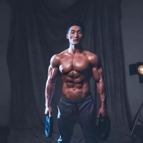 Oh Eun Taek (@TaekFitness) posted by PecsReddit