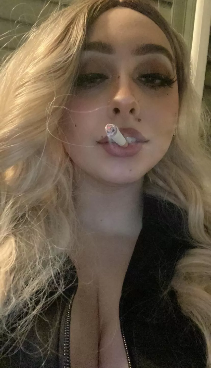 ome watch me smoke and check out my perfect DD tits ❤️ posted by sweetiecassie