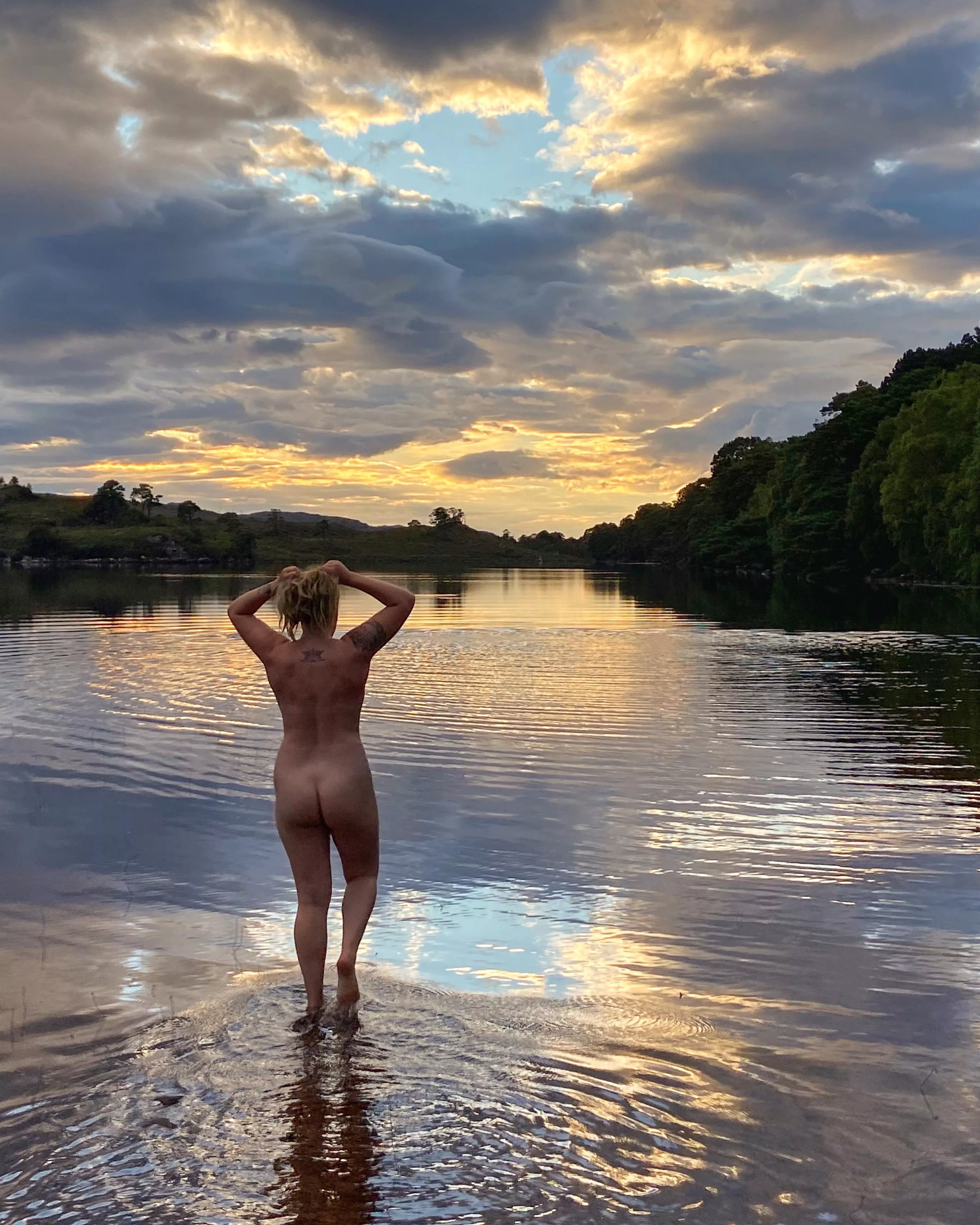 On my way home I saw the sky reflecting beautifully on a loch and just couldn’t help but dive in 🌅 posted by WildFinnWanders