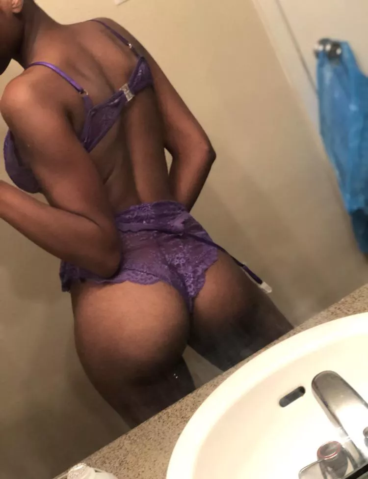 One ☝🏾 of my wife’s fans asked for a pic of her in a certain color and got it !!! (Purple) ... what color you wanna see if I haven’t posted it yet 😂😂😂 better hurry up ‼️‼️‼️ posted by Jiggab415