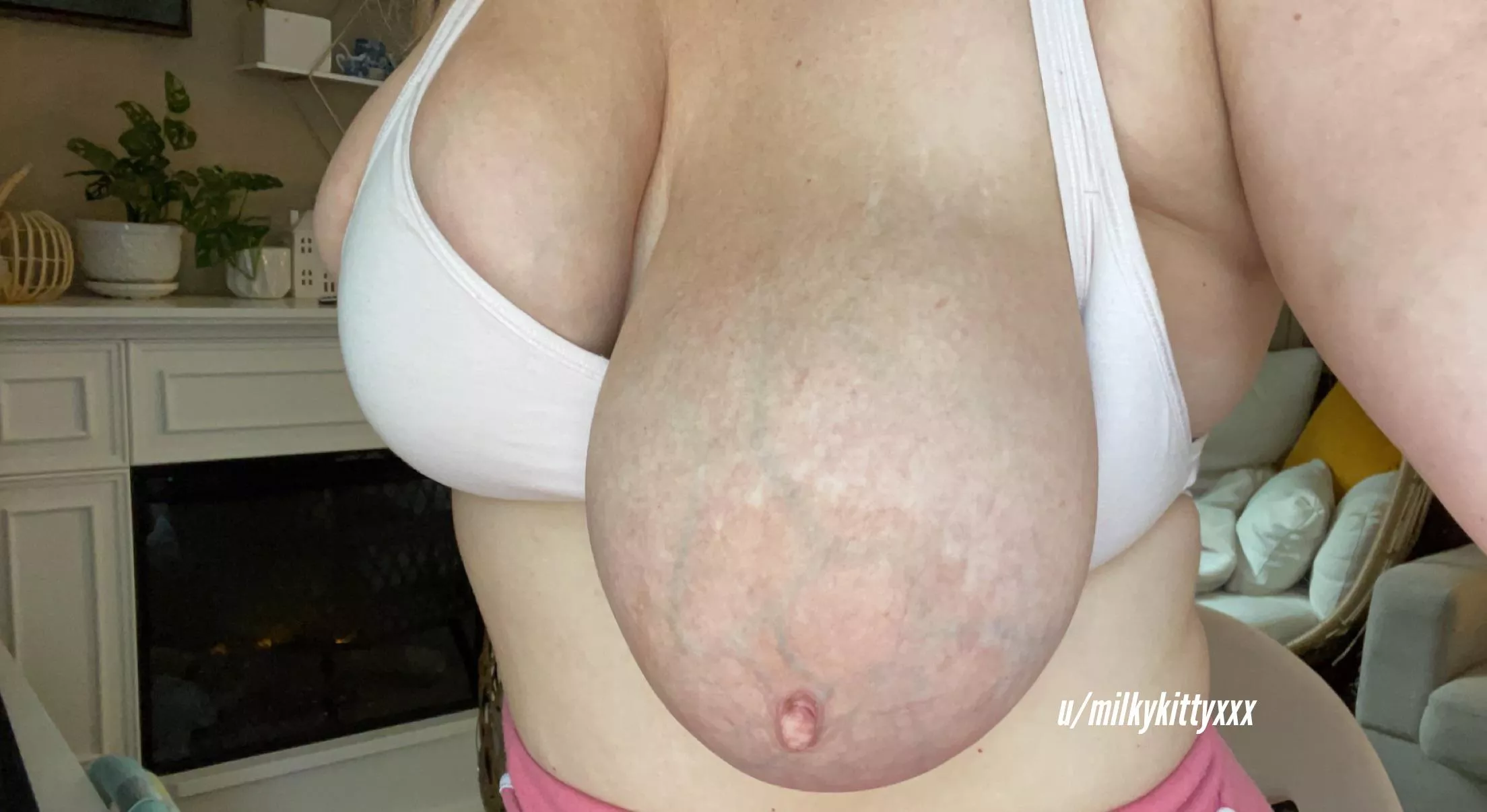 One Very Engorged Veiny Breast [oc] posted by MilkyKittyXXX