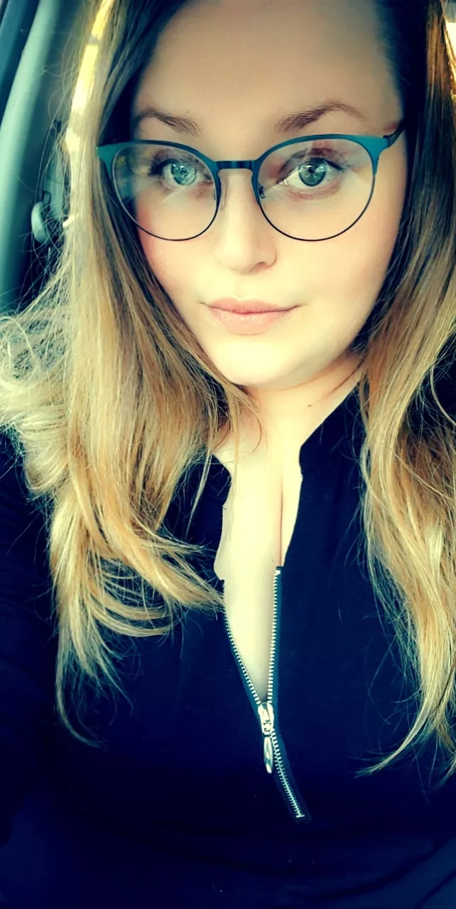 One with my glasses 🤓 posted by chubbybunnybabe