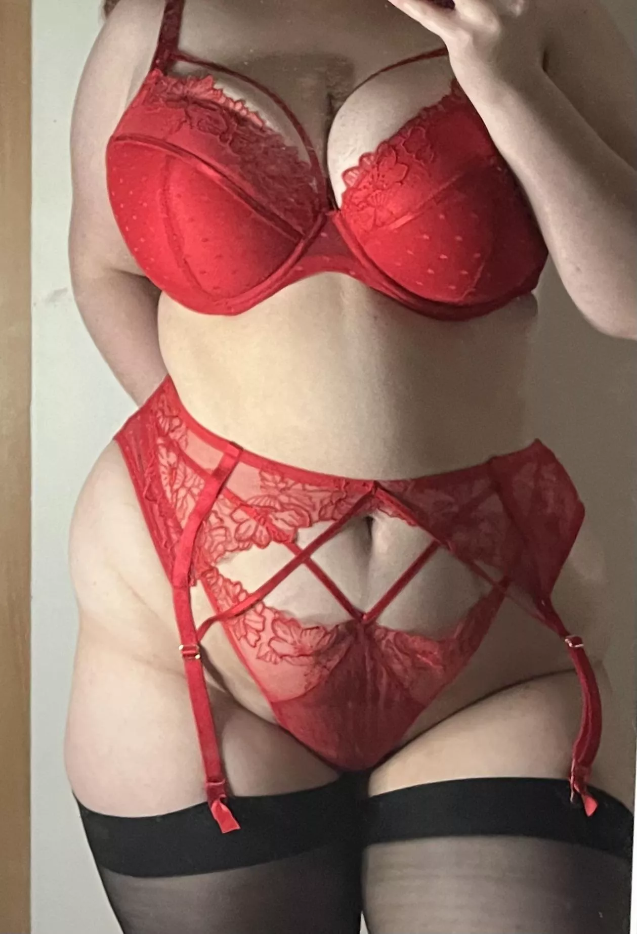 only $3 - 50 spaces, one free custom for new subs ðŸ’•lingerie and nudes, photos and videos, and treats sent in messages. posted by vintagev1xen