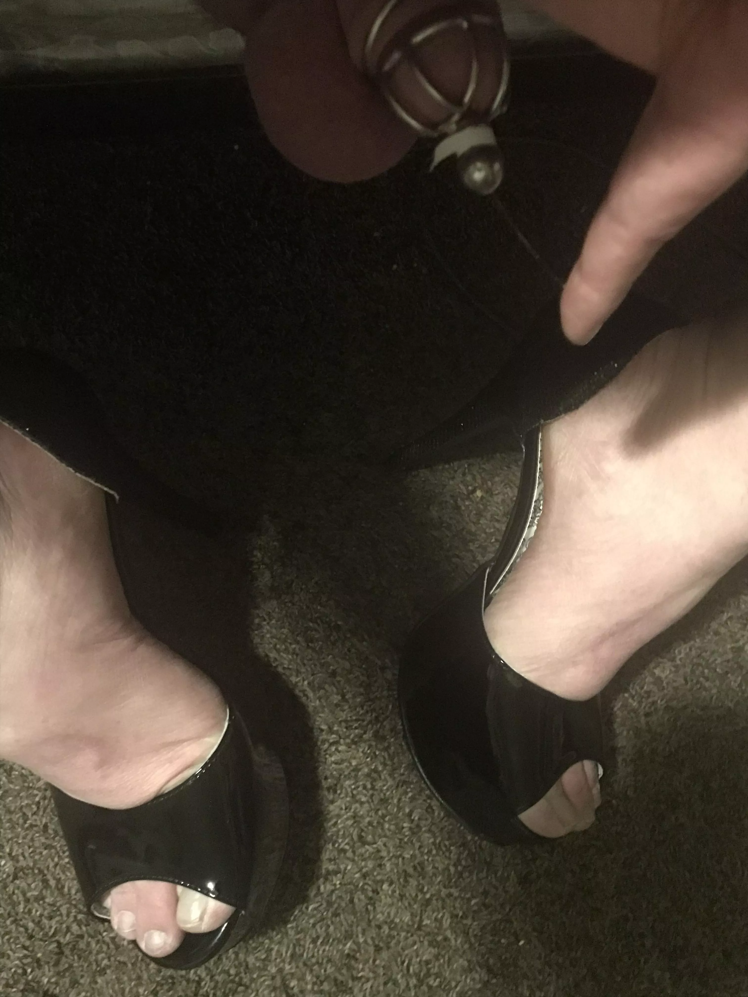 Only been locked up for 20 minutes and already leaking like a faucet. What color should I paint my toes? posted by Chiefwannnaslapahoe