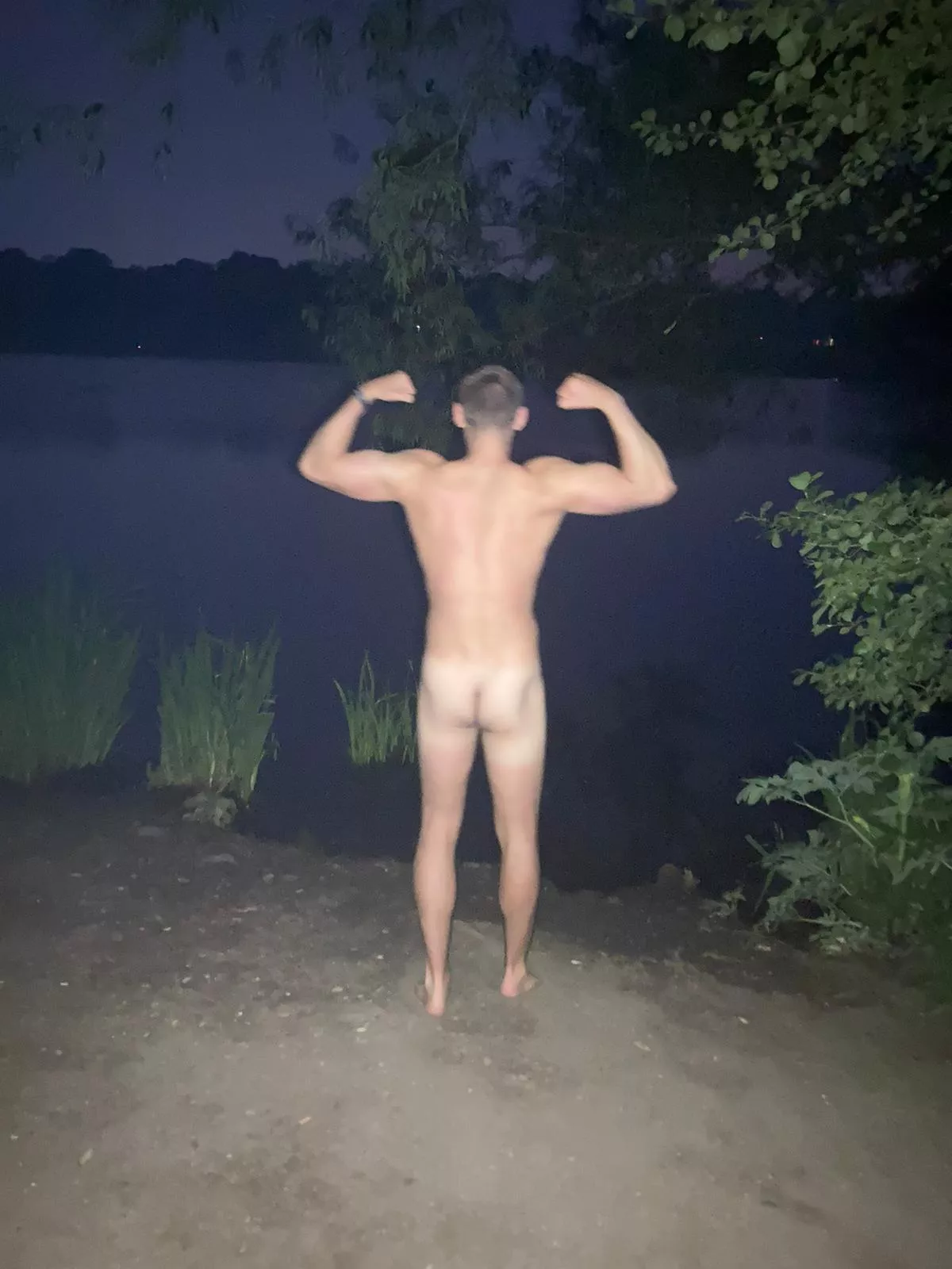 Outdoor bathing at night is the best 🤭😍 posted by lio1919