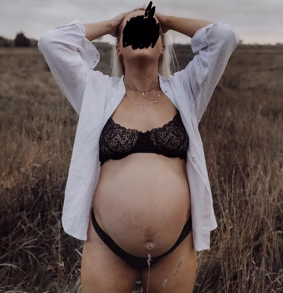 Outdoors maternity shoot posted by Batgirlstits