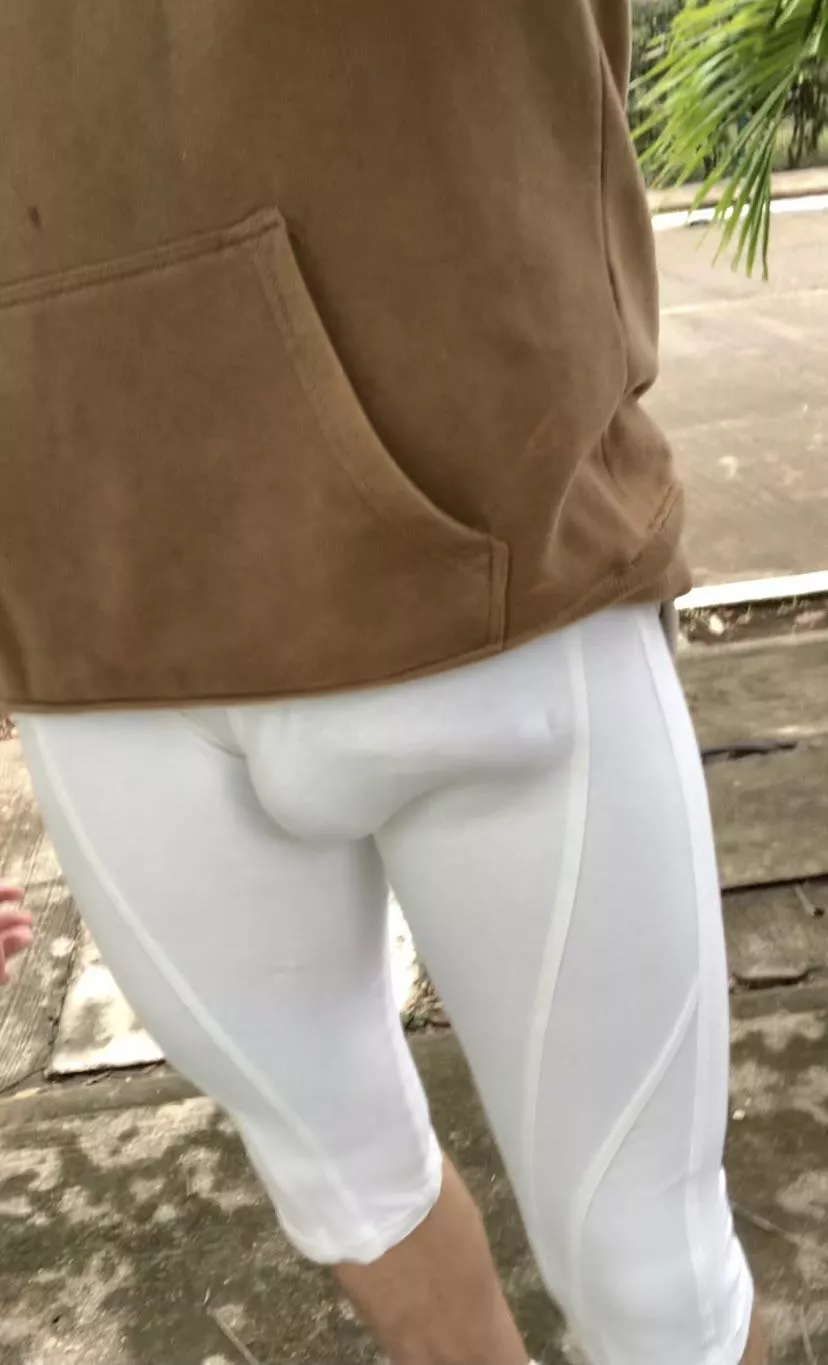 Outline in White leggings posted by Gridster_128