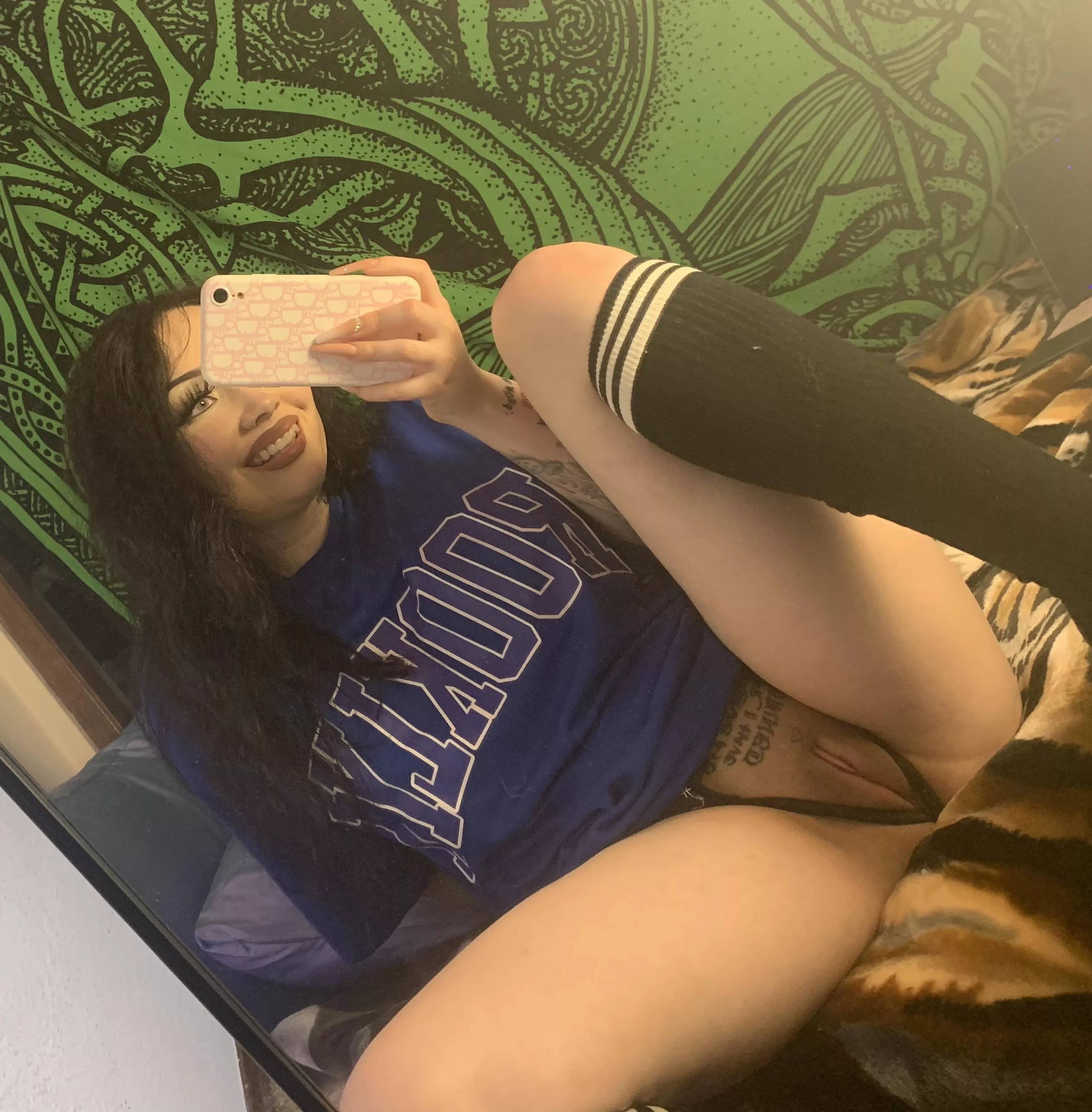 oversized tee with a pretty pussy 🤪 posted by WESTCOAST187