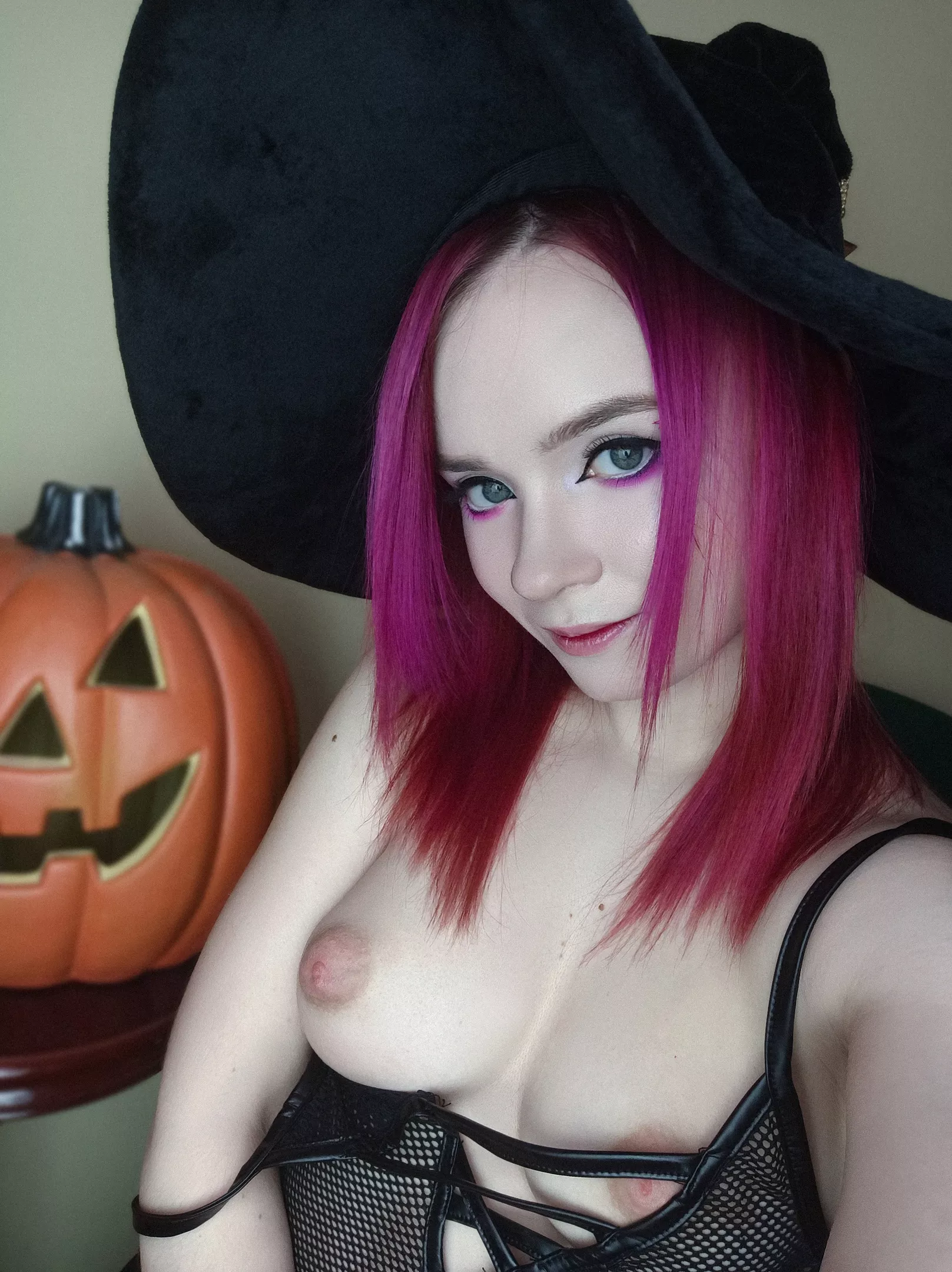 Pale sweet witch and her charms ðŸ•¸ï¸ðŸ–¤ posted by TatyanaVikernes