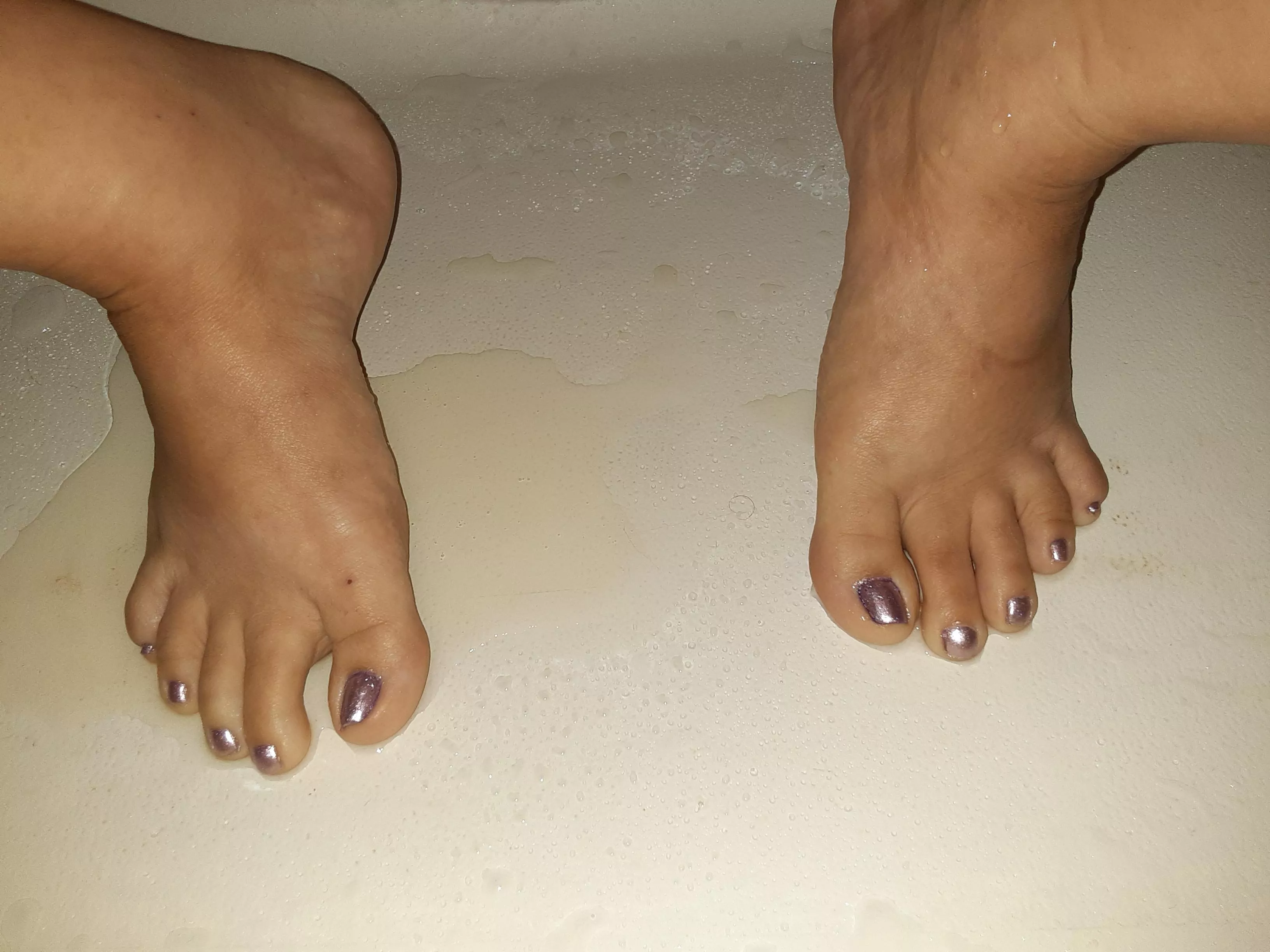 Peeing on my feet got me so hot I had to cum twice after. posted by ldygltrsparklscakes