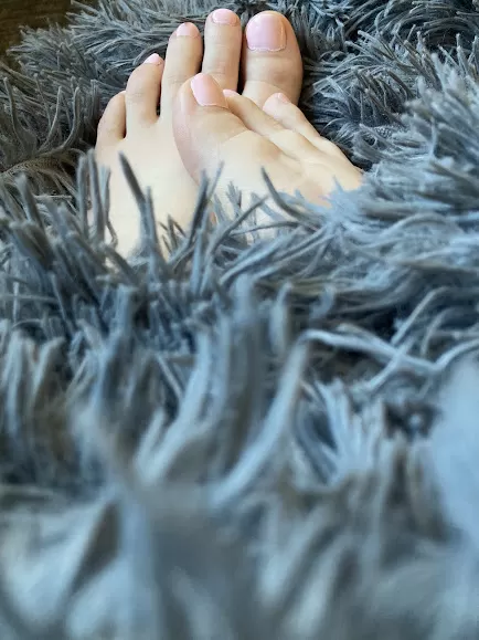 peek-a-boo 😉 👣 posted by SaylorBellamy