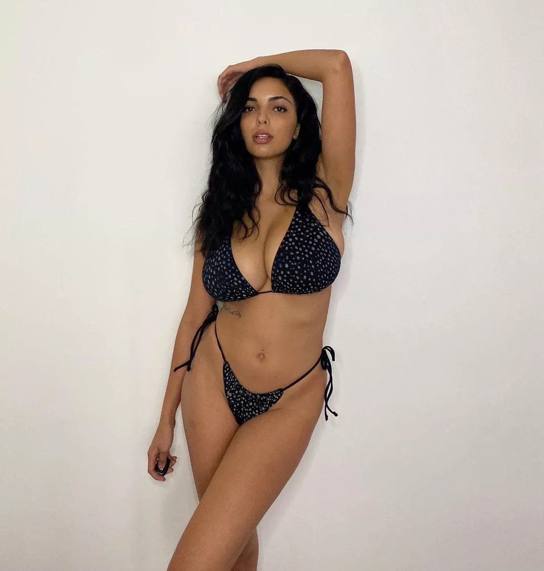 Persian hottie posted by Moody33000