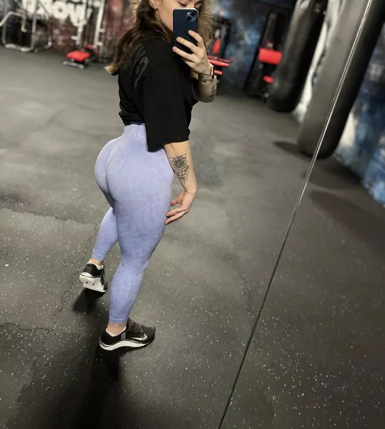 Phat booty posted by sagahansen